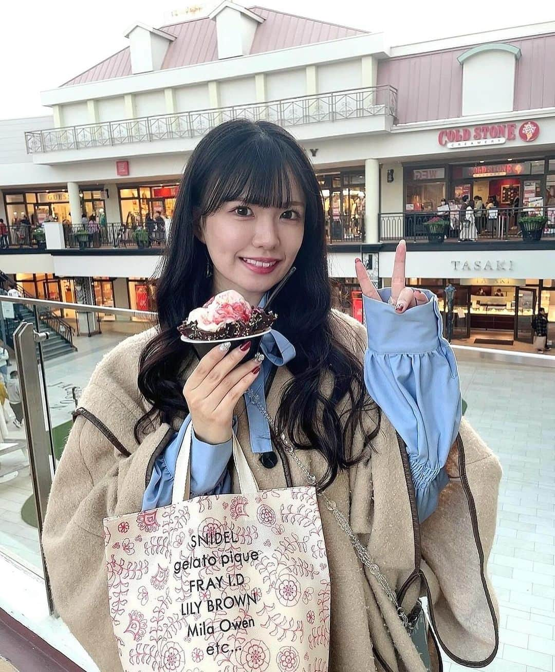 岡本彩夏のインスタグラム：「＊ 先日、アウトレットで爆買いお姉さんしてきた🛍️🤍 はやめの年末って感じです👍🏻 ・ #coldstone #アウトレット #冬服」