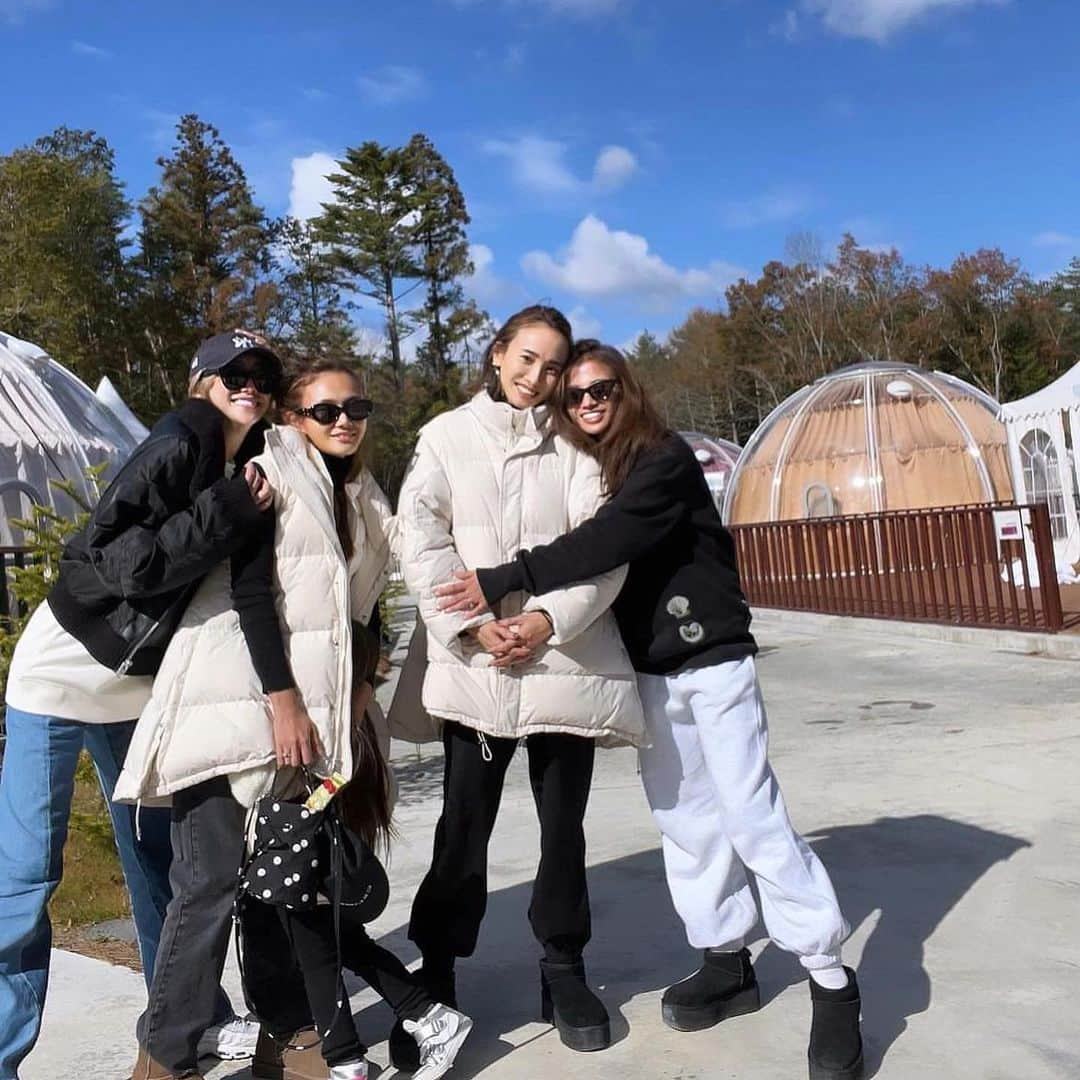 藤後夏子さんのインスタグラム写真 - (藤後夏子Instagram)「🗻🏕️❤️‍🔥 子どもと行く初めてのグランピング。想像以上に楽しんでくれて🫣🥰 まるで、おとぎ話の世界に入り込んだような世界🌍 澄んだ空気と、星空がとにかく綺麗で🌌 母たちは夜更かし寝不足😂  防寒さえしてけば最高❤️‍🔥  @fujihoshizoranomura」11月17日 21時33分 - natsukotogo