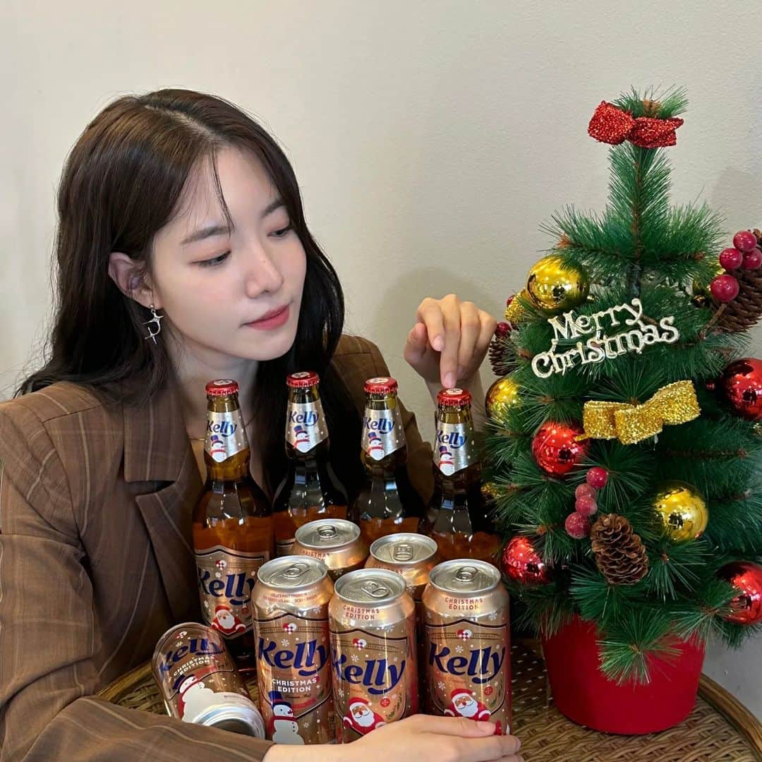 ハ・スンリのインスタグラム：「⠀ ⠀ ⠀ ⠀#광고   귀여운 산타와 눈사람 🤶🏻💚⛄ 크리스마스 한정이쟈나~(/・・)ノ   올 연말은 부드러운 #켈리 와 함께!   #켈리크리스마스에디션  #메리켈리크리스마스  #Kelly」