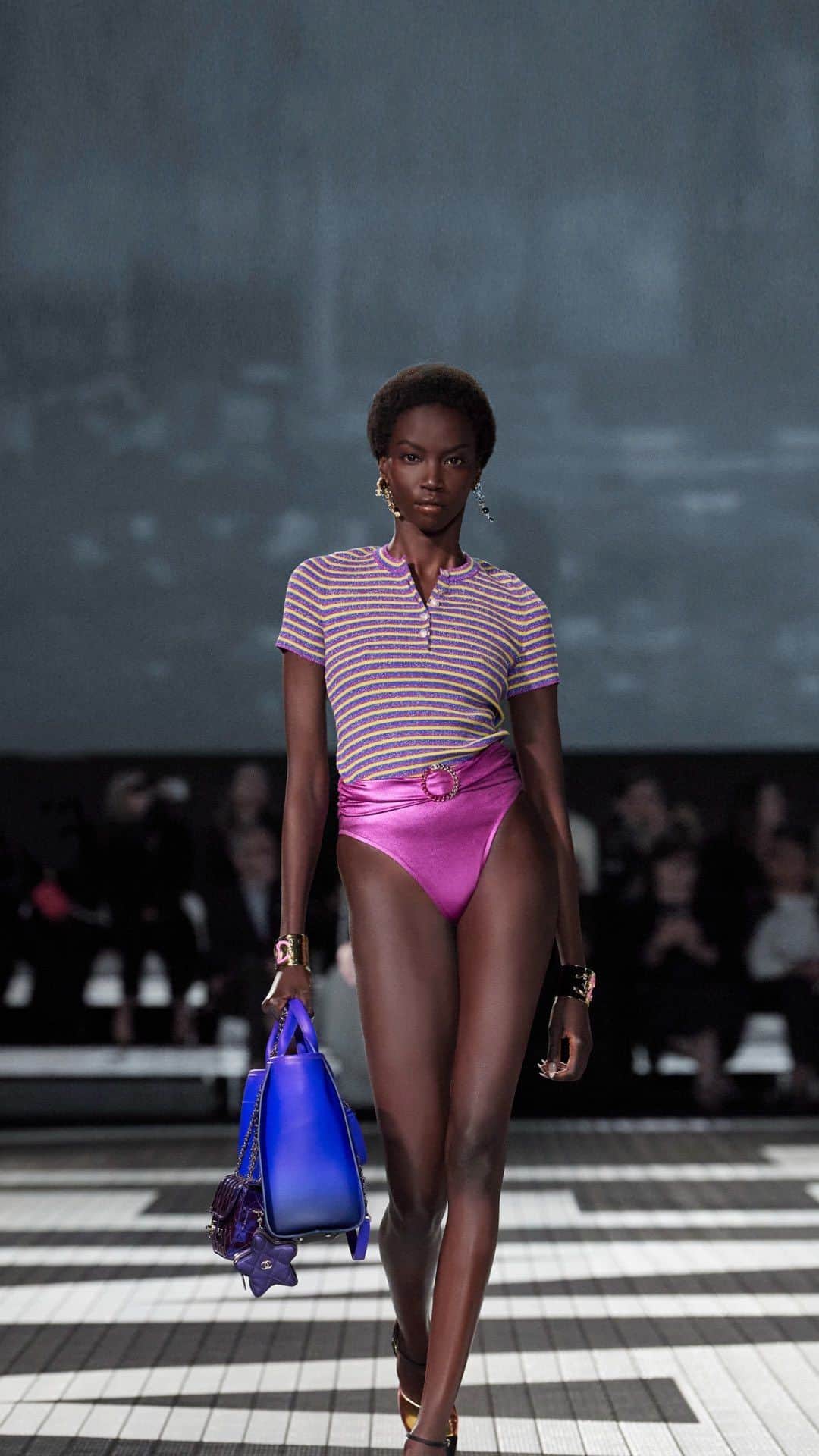 ELLE Germanyのインスタグラム：「Storm Westphal-Knieling nimmt Sie mit auf das exklusive Re-see der Chanel Cruise Kollektion in München. „Meine Liebe zu Los Angeles wird in jeder Nuance der Cruise 23/24 Collection von Virginie Viard wieder lebendig. Vom Hollywood-Glamour bis zum lässigen Skater-Sporty-Vibe fängt sie die Magie von LA mit einer Leichtigkeit ein – und jedes Stück weckt das Fernweh nach dieser Stadt.“  Credits: @stormwes / Launchmetrics SpotlightSM #chanel #cruisecollection #fashioninspo @chanelofficial」