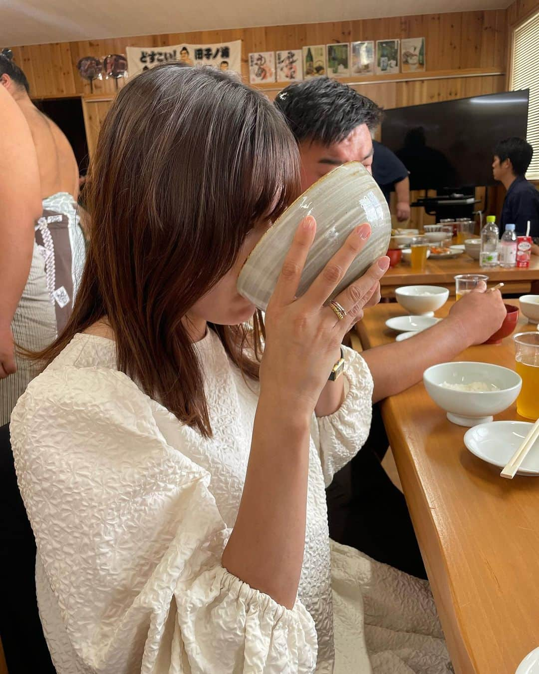 井上志帆子さんのインスタグラム写真 - (井上志帆子Instagram)「#田子ノ浦部屋#どんぶり#何飲んでるでしょうか #九州場所#大相撲#sumo#相撲#朝稽古活動#ちゃんこ し‼️」11月17日 21時30分 - shiriko0316