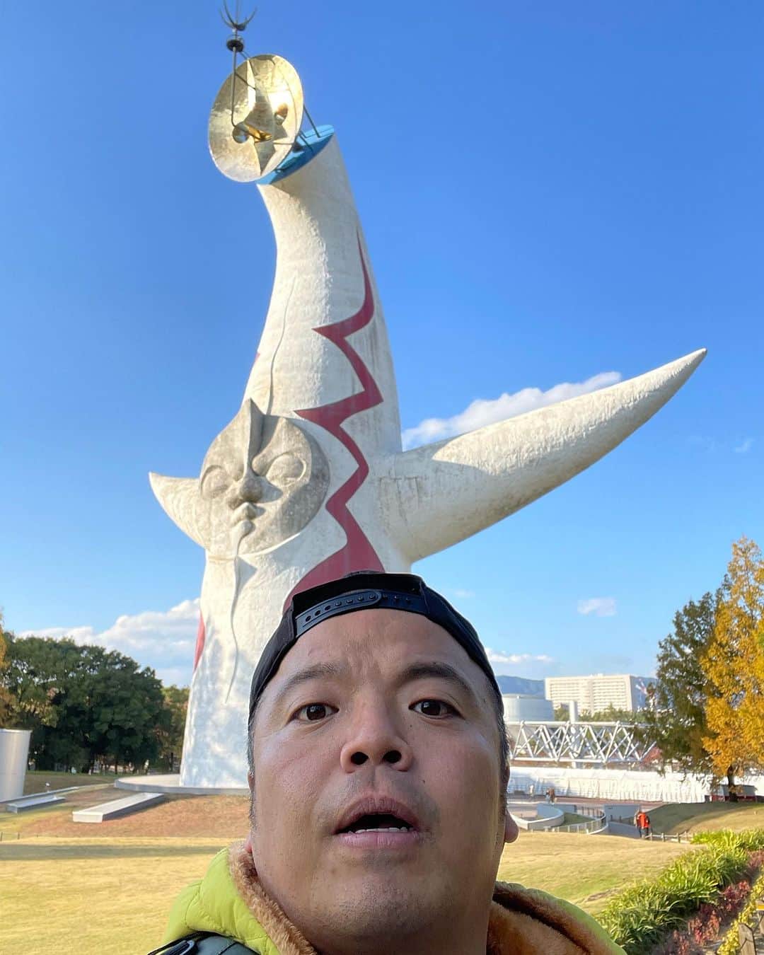 のインスタグラム：「雨があがり、きっと人も少なめだろうと読み万博公園のチーズEXPOおいもEXPOに行ったよ  空いてたけど足もとぐちゃぐちゃでした。  なぜなら雨があがったばかりだから。  でも靴カバーを貸してくれます。  借りませんでしたが。  明日あさってはよしもと芸人が来るよ！  ゴールドチョコ。  子供の頃は大人への小さな一歩でした。  いいねちょうだい」