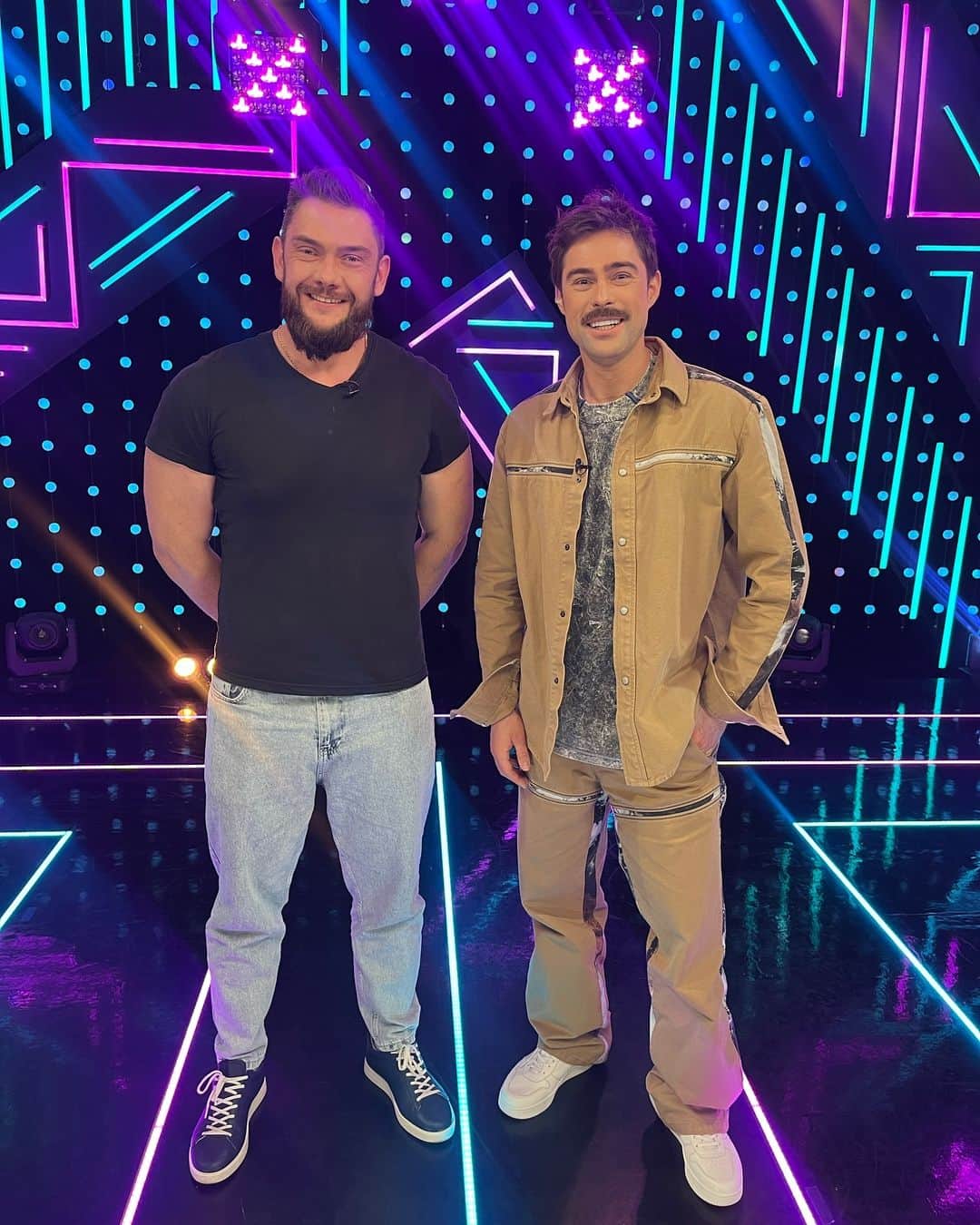 RU.TVのインスタグラム：「Включайте RU.TV в 16:00, чтобы быть в «Теме»!  В гостях у Ивана Чуйкова сегодня врач-травматолог-ортопед - Кирилл Журавлёв 🧑🏻‍⚕️  Как предостеречь себя от зимних травм? Как правильно выбирать обувь? Почему нужно спать на ортопедических матрасах?   Об этом и не только сегодня в эфире 🩷」