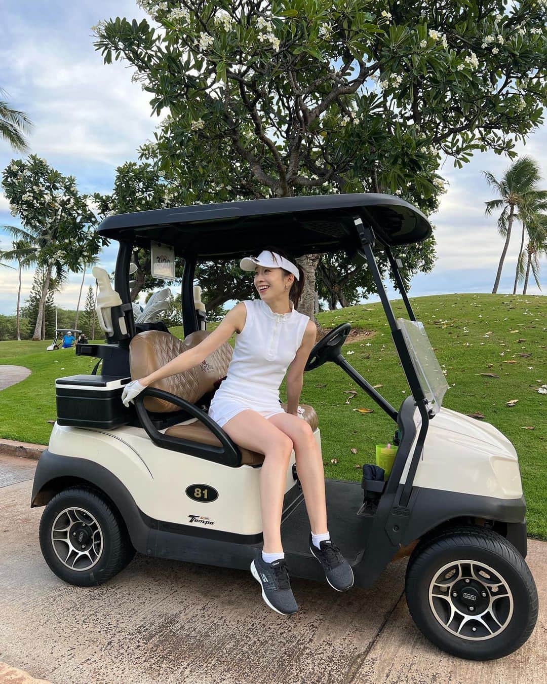 石井亜美のインスタグラム：「⛳️  家族ゴルフin ハワイが叶いましたー！  ( @miriishii はライダーで参加🫶)  コオリナゴルフクラブ名物の ミッキー型のバンカーにも出会えました🐭  ゴルフウェアは、 ハワイで着たいっ！と思っていた　@suicgolf   景色がとにかく美しかったのですが、 下手すぎて、見る余裕が全然ありませんでした😂  次行ったら、もう少し優雅にラウンドできますように！笑  #hawaii #suicgolf #koolinagolfclub #koolina #golfwear」