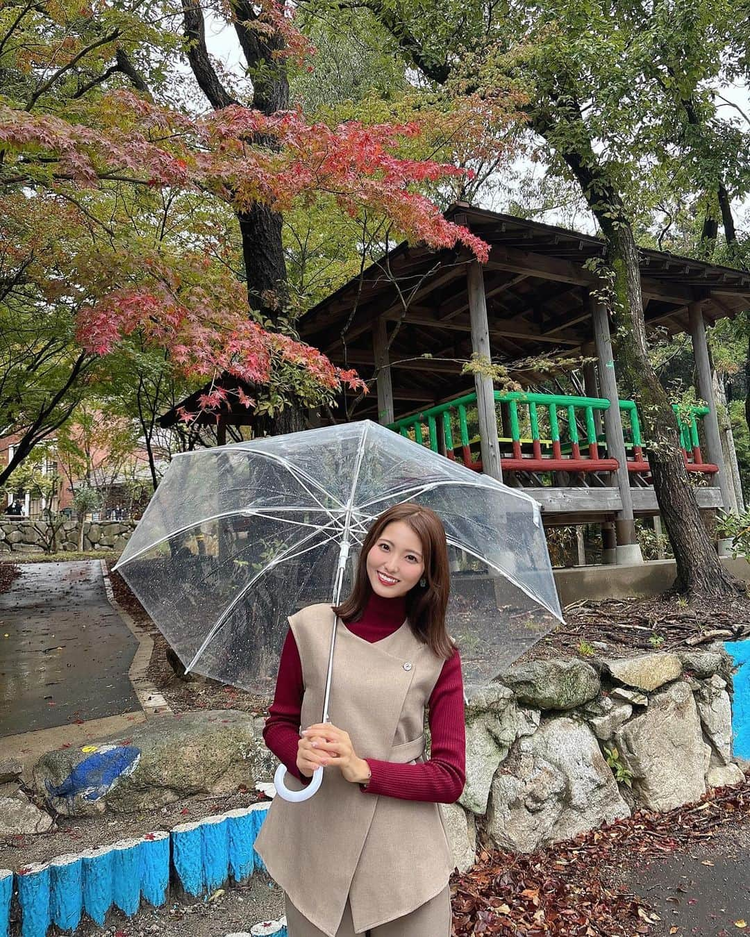 山下七子のインスタグラム：「こんばんは🍁 今日も一日お疲れ様でした！ そして平日もお疲れ様でした✌🏻  先週のお天気中継は須恵町にある 「久我記念館」からお伝えしました🍁🖼️  町制施行70周年を記念した特別展は 今月26日まで開催されているそうです✨ こちらは須恵町が誕生して今年で 70 年を記念して 福岡県立美術館が所蔵する美術品や工芸品など62 点がこちらで出張展示されています！そして須恵焼という現在形が残っているものは200点くらいしかないというとっても貴重なものまで見ることが出来て私は須恵焼のコーヒーカップが忘れられません☕️✨上品で綺麗だったな〜✨✨  こちらは森の美術館とも言われる程緑がいっぱいの空間で今の時期は紅葉も楽しめます👟🌳 目も鼻も癒されましたし落ち着きました♪  展示の撮影は出来なかったので実際に 皆様遊びに行かれてみて下さい！☔️  #アサデス#アサデスKBC#KBC#ふるさとwish#須恵町#久我記念館#お天気中継#秋コーデ#福岡お出掛け#週末お出掛けスポット」