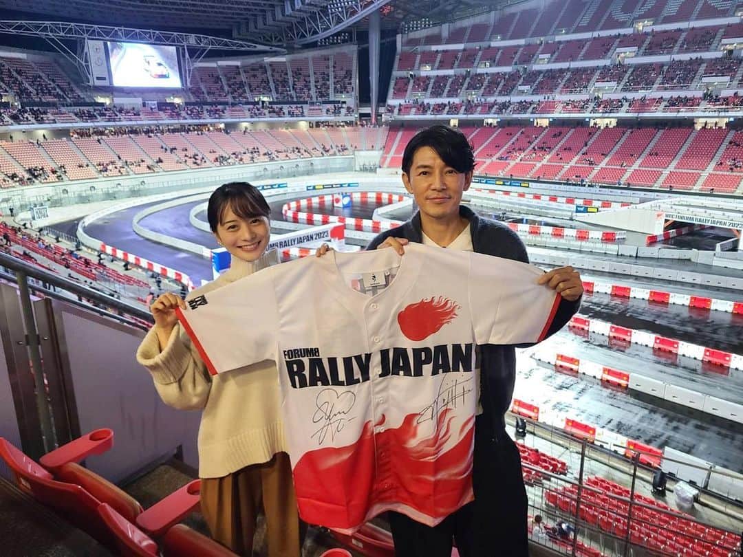 高見侑里のインスタグラム：「◡̈♥︎ 昨日11/16(木)から開催されているWRC世界ラリー選手権の日本ラウンド「フォーラムエイト・ラリージャパン2023」を観戦させていたただきました✨ ⁡ 去年は山道での観戦でしたが、今年は豊田スタジアムでの観戦🏁 ⁡ また違った楽しみ方ができました☺️ ⁡ ラリージャパンの模様は明日10:00からの「SPORTS BEAT supported by TOYOTA」でもお伝えします✊ ⁡ そして明日の放送のテーマは「あなたのラリージャパン2023の注目ポイント！」ということで、メッセージを送ってくださった方の中から抽選で５名様に、藤木さんと私のサイン入りユニフォームをプレゼントさせていただきます🎁 ⁡ 皆様からのメッセージをお待ちしています💌 ⁡ #WRC #Rallyjapan #ラリージャパン #SPORTSBEAT * 衣装提供 ニット…#frayid パンツ…#MilaOwen」