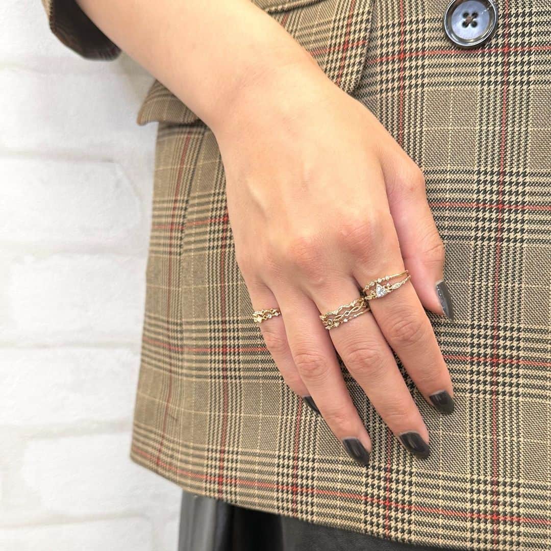 のインスタグラム：「【staff coordinate】 7本のリングをコーディネート。 ダイヤモンドや天然石をバランスよく重ねて華やかな印象に。  #nojess #ノジェス #アクセサリー #リング #マイノジェス #ご褒美ジュエリー #自分ご褒美 #華奢ジュエリー  #ゴールドジュエリー #ダイヤモンド #天然石」