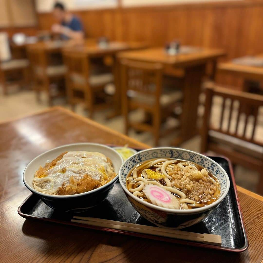 村山千代さんのインスタグラム写真 - (村山千代Instagram)「☺︎︎ 本日もお疲れ様でした！ #人懐っこい弟と姐御とみんなのお父さんと #帰りは晴れたー #けど寒いのでうどんー #とカツ丼 #取り調べは受けていません」11月17日 21時32分 - chiyocolate420