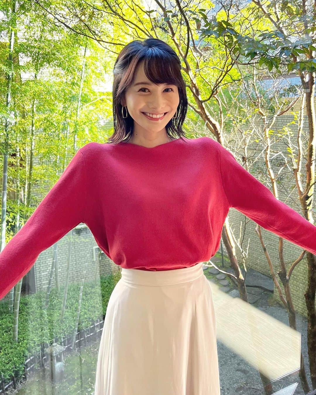 高見侑里のインスタグラム：「◡̈♥︎ そして明日11/18(土)は、「めざトク！」にも出演させていただきます👌 ⁡ 今回はフジテレビから少し足を伸ばして、ご紹介先に伺わせていただきました✨ ⁡ 一部地域での放送ですが、よろしくお願いいたします☺️ ⁡ #めざトク * 衣装提供 トップス…#OPAQUECLIP スカート…#NATURALBEAUTYBASIC ピアス…#COCOSHNIK」