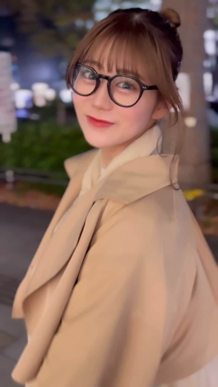 のインスタグラム：「色んな街がイルミネーション始まりそうでワクワクしてる🎄💭♥️  メガネ女子好き〜？  #アイドル #衛星とカラテア #秋コーデ」