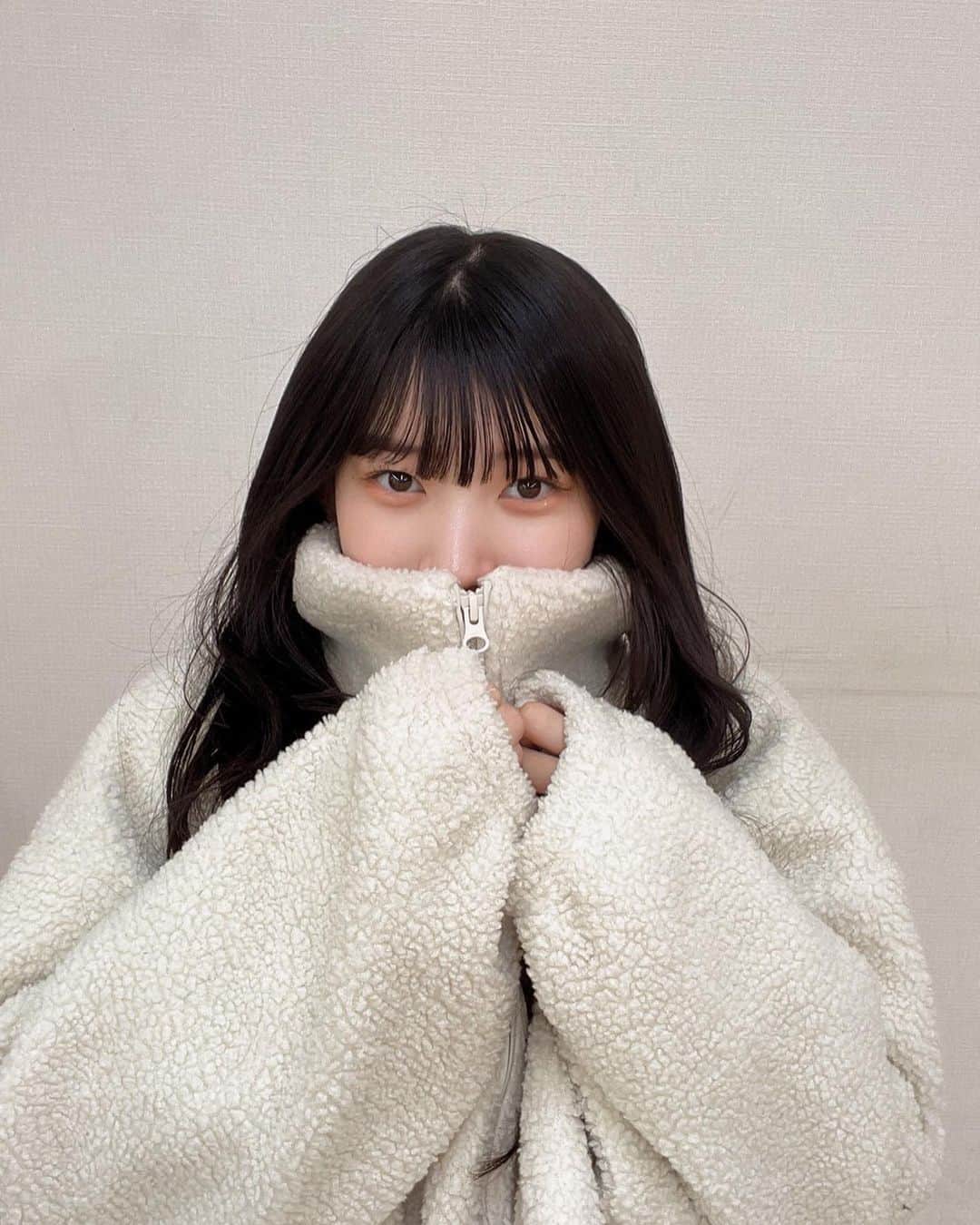 芹澤もあのインスタグラム：「友達と歩く時は腕組んで歩くんだ〜🙈⁡   #ボアジャケット #高校生#高校3年生 #ljk #jk3#06#ukka #芹澤もあ」