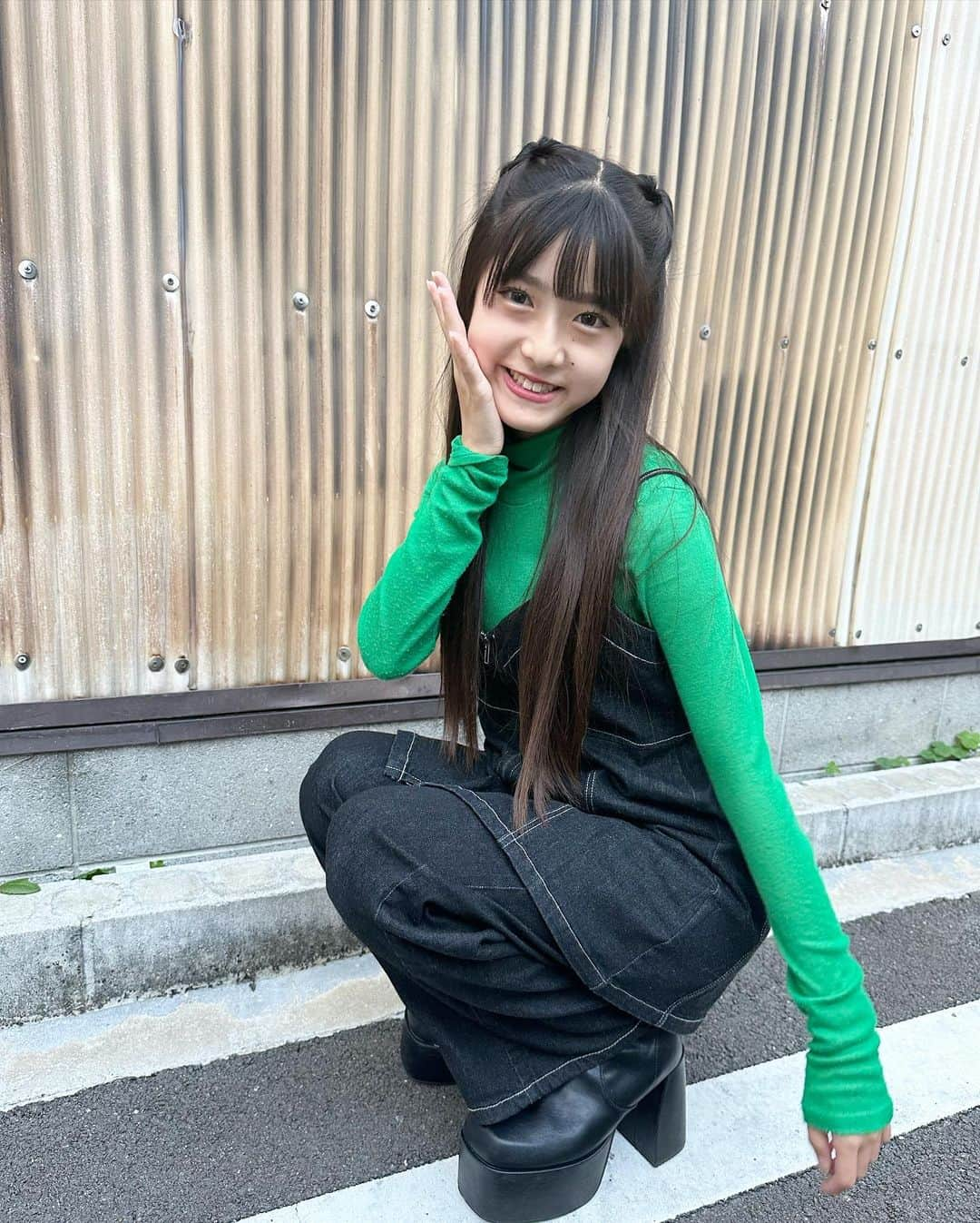 豊川亜咲さんのインスタグラム写真 - (豊川亜咲Instagram)「💚🖤 . 明日めっちゃ寒いって🥶❄️⛄🧊  #anap #anapコーデ #レピピアルマリオ  #レザージャケット」11月17日 21時38分 - a_chan_1o3o