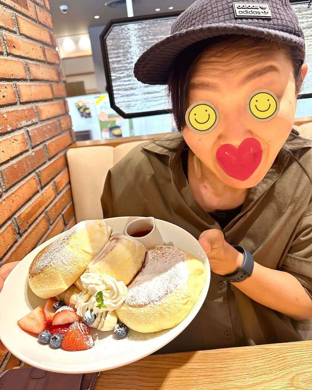 林家あずみのインスタグラム：「先日、久しぶりに 林家なな子ちゃんとお茶出来た😍  ななちゃんがすっぴんだったので『SNS載せるから顔をスタンプで隠すね👍❤️』 と、スタンプで顔隠したら すっぴんよりオモロくなってまった😂  『これ載せたら嫌よね？ダメだね』と聞くと  『え？？なんで😂？？面白いし載せて全然大丈夫よ。うわっ！！ デコのシワ気になるぅ！』  って、顔の隠し方より デコのシワが気になったようです😂  ななちゃんに暫く会えていない皆様ぁ！ ななちゃん元気なの？と聞いてきて下さる皆様ぁ！ ななちゃんめちゃくちゃ元気です！安心下さいませ😍❤️  #林家なな子 #林家あずみ」