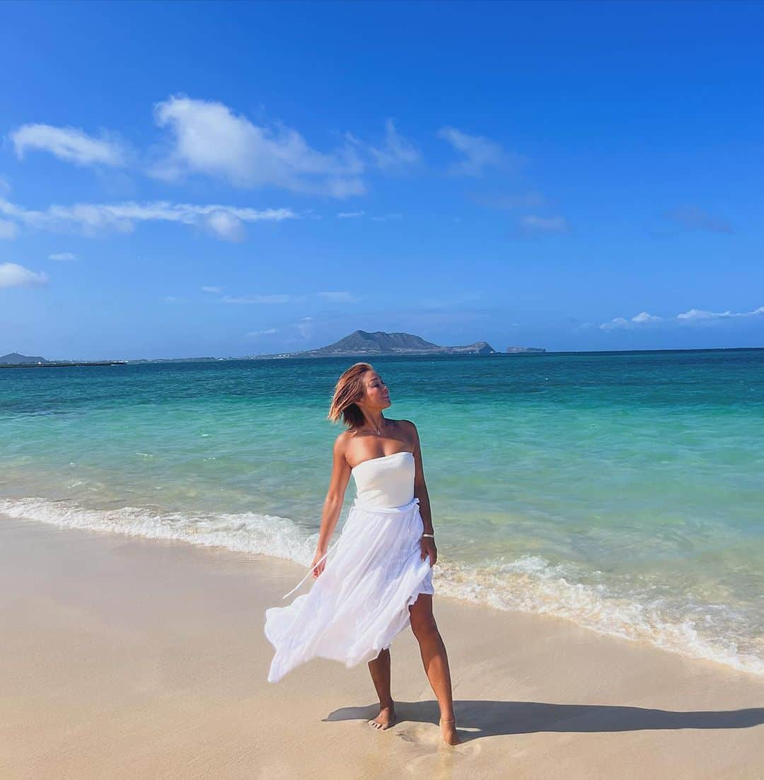 Nazukiのインスタグラム：「🩵Lanikai Beach🩵 in Hawaii 🌺  ハワイ天国の海✨✨✨  人の世は風に動ける波のごとく 変わりゆくものだ✨  身の回りの世界は常に移り変わります。 雨風吹けば美しい花も散る。 どれだけ愛した人も去ってしまうかもしれない。  動く心は動かない心を求めますが、その心を変えながらも、 四季折々と共に変化していく✨  ブレない軸は、動いていく世の中にあってこそ作られる  期待や苦しみを手放して、 人生が運んでくるものを、 受け入れてみるのも大事🩵  #hawaii #lanikaibeach #beach #ocean #view #heven  #nazuki #ハワイ　#hawaiilife  #ハワイ好きな人と繋がりたい  #人生とは」