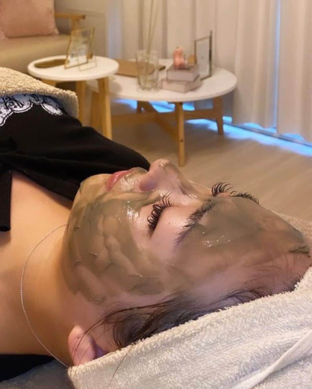 園田乃彩さんのインスタグラム写真 - (園田乃彩Instagram)「. @twinqle_salon 💆🏻‍♀️♡ 初めての、光フェイシャル 受けてきました✨ リフトアップ、肌質改善、透明感 3つの効果があって嬉しい👀  ありがとうございました!  是非良かったら行ってみてね·͜· ︎︎」11月17日 21時40分 - noaaa327_
