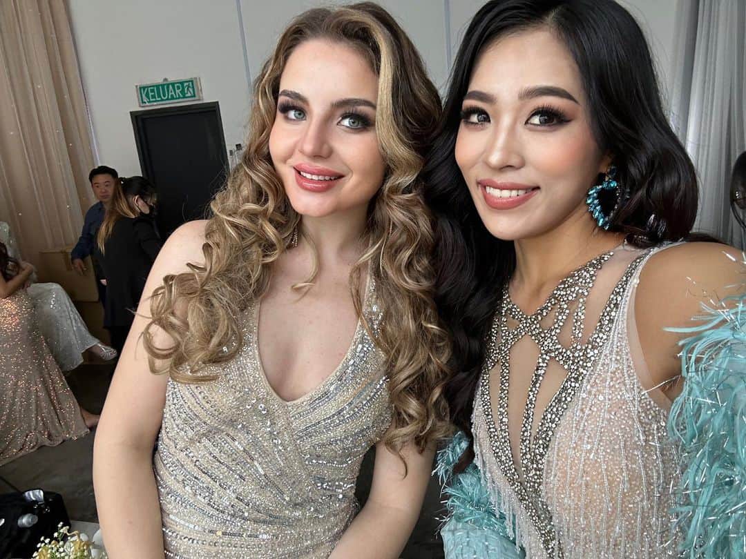 絹野志朋のインスタグラム：「Love this ladies👭💞 Miss CosmoWorld 2023👑  Day2 Official shooting off shoots📸 All representatives are stunning beautiful♡  ＿＿＿＿＿＿＿＿＿＿＿＿＿＿＿＿＿＿＿＿＿＿＿＿  🇲🇾Nov 15th ~ Dec 5th Road For @misscosmoworld   National account @misscosmoworldjapan  Organizer @japan_beauty_ambassador  National director @aya_kiyota  Management @erina_hanawa_japan   #MissCosmoWorld #MissCosmoWorld2023 #MissCosmoWorldJapan #BeautyPageants #GellyWeeGown #CosmoWorldatHyattPlaceKL #HyattPlaceKualaLumpurBukitJalil @missosologyjapan @missosology_org @hyattplacekl @gellyweeweddinggown」