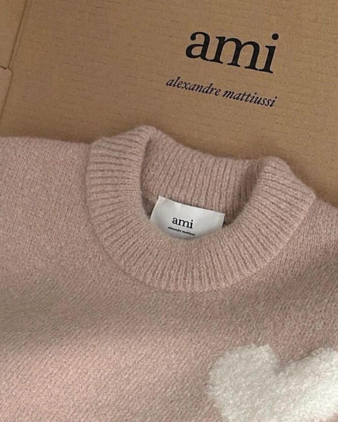 岡元優香さんのインスタグラム写真 - (岡元優香Instagram)「.  @amiparis  ベビーピンクの かわいいニット🤍  #amiparis  #knit」11月17日 21時51分 - ___o3yuka._