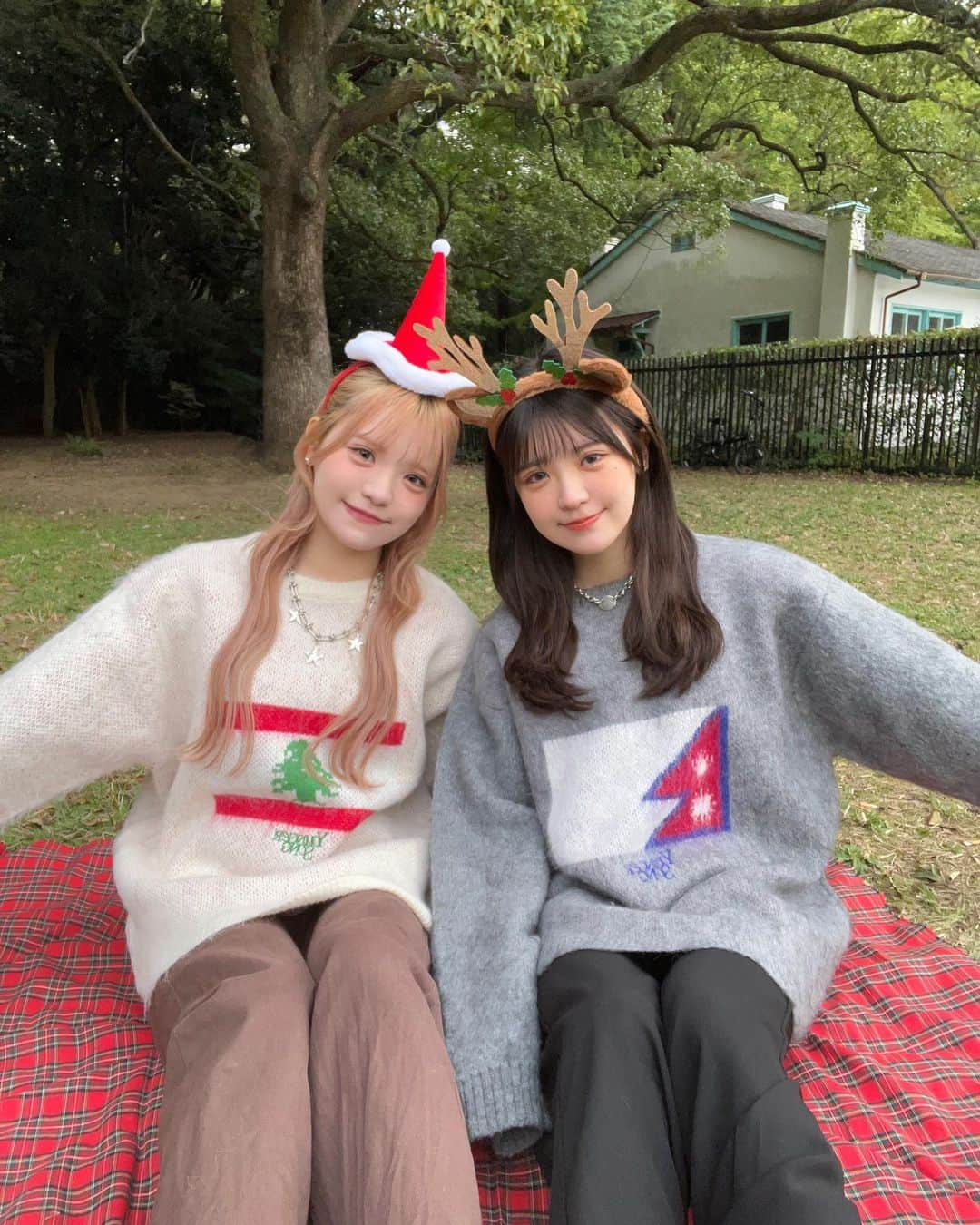 砂糖桃さんのインスタグラム写真 - (砂糖桃Instagram)「先取りクリスマス🎄 この時期のピクニックだいすき☺︎  @younger__song  おそろっち！2人で着るとより可愛い🫶🏻  #秋コーデ #秋服　#冬服 #セーター #ニットコーデ #youngersong」11月17日 21時45分 - _peeach_