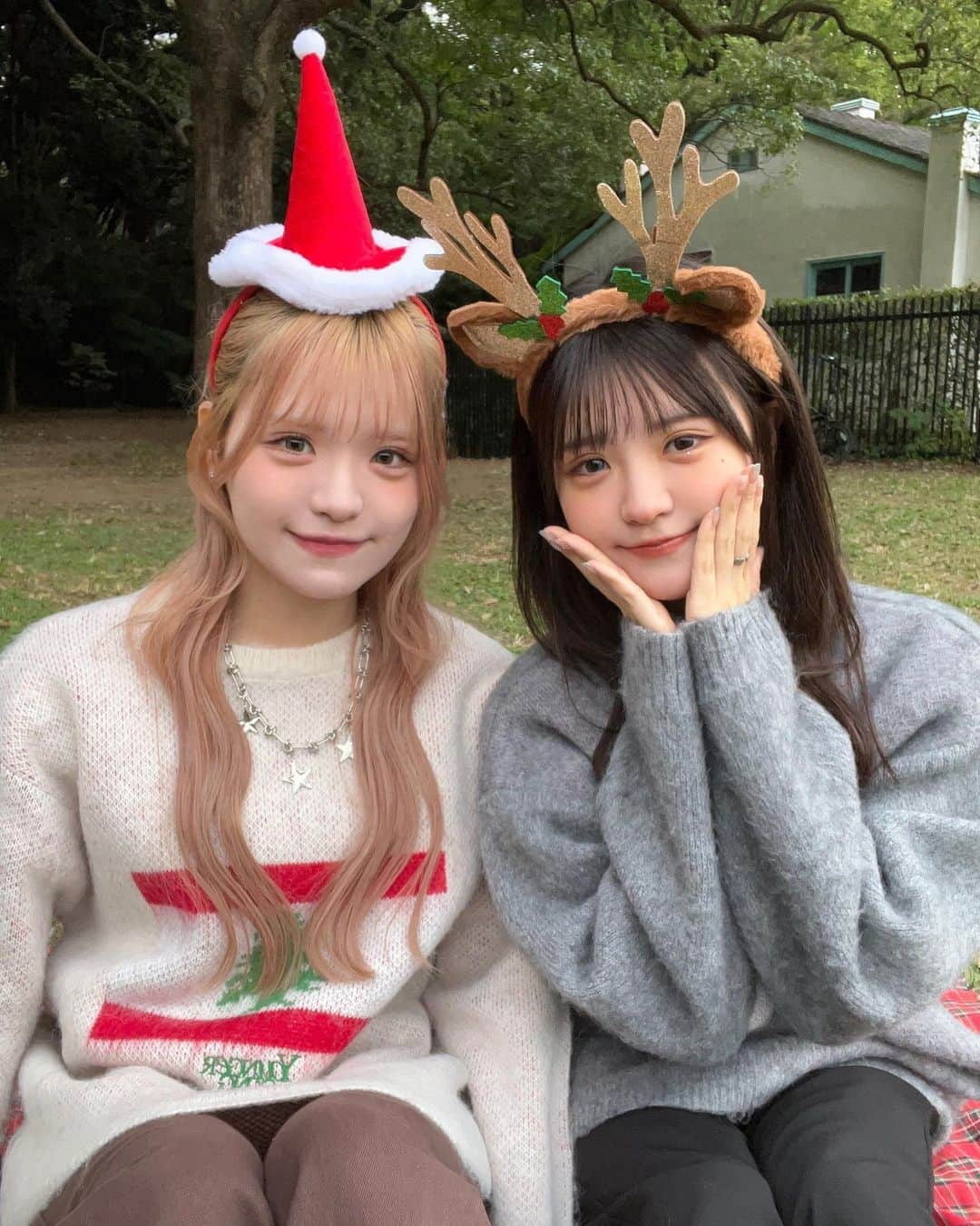 砂糖桃さんのインスタグラム写真 - (砂糖桃Instagram)「先取りクリスマス🎄 この時期のピクニックだいすき☺︎  @younger__song  おそろっち！2人で着るとより可愛い🫶🏻  #秋コーデ #秋服　#冬服 #セーター #ニットコーデ #youngersong」11月17日 21時45分 - _peeach_