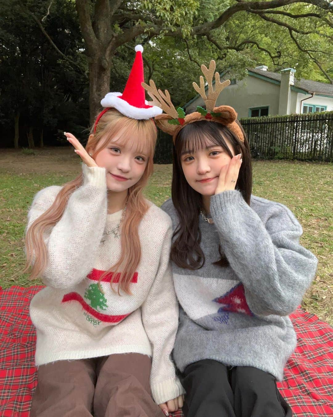 砂糖桃さんのインスタグラム写真 - (砂糖桃Instagram)「先取りクリスマス🎄 この時期のピクニックだいすき☺︎  @younger__song  おそろっち！2人で着るとより可愛い🫶🏻  #秋コーデ #秋服　#冬服 #セーター #ニットコーデ #youngersong」11月17日 21時45分 - _peeach_