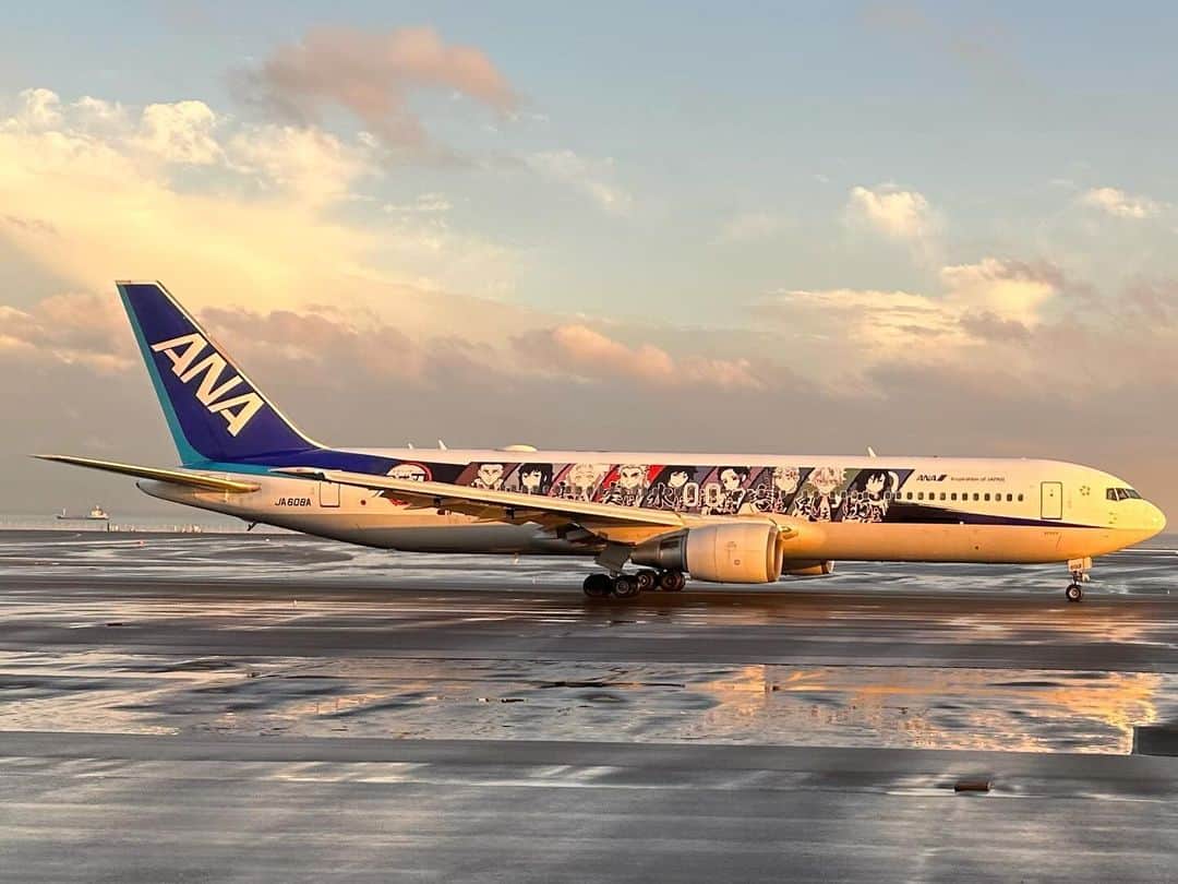 有吉弘行さんのインスタグラム写真 - (有吉弘行Instagram)「隣が鬼滅の飛行機でした。」11月17日 21時51分 - ariyoshihiroiki