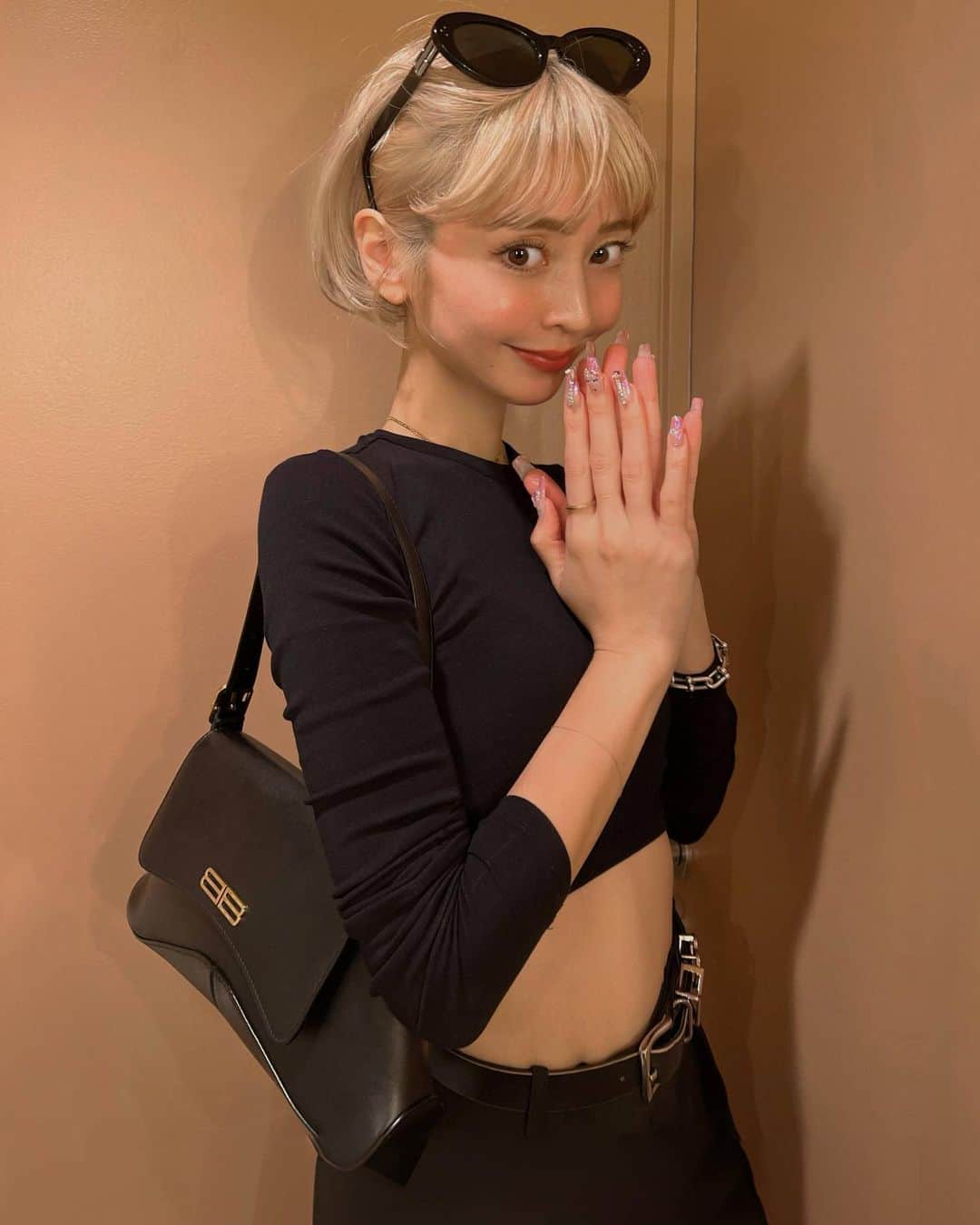 梅村実帆のインスタグラム：「today 🖤 ブロンドに全身黒、好きです🥷🏼 毎日つけているリングは @aletta_jewelry_official  アクセサリーは全てgold ✨」