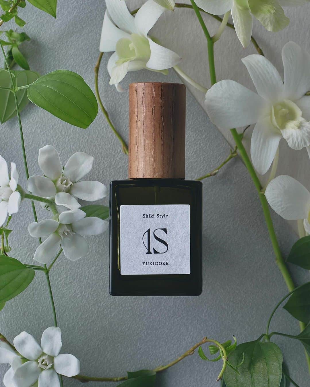 Julia Castroのインスタグラム：「Shiki Style New Product ⁡ "Shiki Style eau de parfum"   本日、Shikiから4種類のオードパルファムがローンチされました…♡  Shikiの名前の通り、香りと共に四季を楽しんでもらいたいという想いから、日本の四季をイメージした香りを作りました🌿  1S YUKIDOKE 春の香り Top : Lemon , gardenia , sage Middle : jasmine , iris , rose Last : musk , cedarwood , amber  2S KAGEROU 夏の香り Top : citrus , fruity , green floral Middle : neroli , jasmine , muguet , iris Last : woody , amber , musk , green floral  3A YUGURE 秋の香り Top : cherry , leaf green , forest green Middle : violet , muguet , black tea Last : iris , musk  4W KOMOREBI 冬の香り Top : cypress , false cypress , yuzu Middle : clove , woody , amber , muguet , rose Last : woody , amber , musk  15ml / ¥7,480(tax in)  YouTubeでも少しお見せしていますが、今回はビジュアル撮影のディレクションさせてもらいました🤎 (すごく楽しかったし、大満足の仕上がり!!! スタッフの皆さんにも大感謝!!!) 色んな部分にShikiらしさを散りばめています🌿 是非お手に取って、香りを楽しんで、皆さんの生活の彩りを鮮やかにできたら何より嬉しいです🤍 また4本セットの販売もあるので是非Shikiの公式サイトからご覧ください🫶🏻 ⁡. #Shiki #ShikiStyle #eaudeparfum」