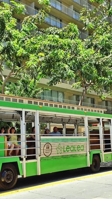 ハワイアン航空のインスタグラム：「HawaiianMiles新パートナーのご紹介① マイルをレアレアトロリー乗車券に交換ができるようになりました🤙🏽11月1日より運行ルートを拡大したレアレアトロリーの路線網は現在8路線となり、ワイキキトロリーのピンクラインを利用することもできます。1日券は5,000マイル、4日券は8,500マイルで交換ができ、乗車券は会員ご本人以外の方のご利用も可能です。マイルの交換はオンラインまたはコールセンターにて承ります。日本‐ハワイ1往復でたまるマイルを次回のご旅行に使っていただくことができます。 レアレアトロリーの詳細はこちら👇🏽 https://www.lealeaweb.com/trolley  #lealea #トロリー乗車券 #HawaiianMiles」