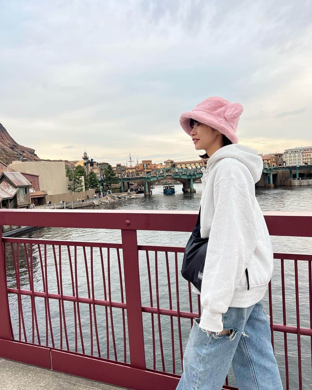 宮崎葉さんのインスタグラム写真 - (宮崎葉Instagram)「40th DisneySea🎄 餃子ドッグ🥟 さいご野良ミッキーね🐭 #tokyodisneysea」11月17日 21時48分 - you_miyazaki