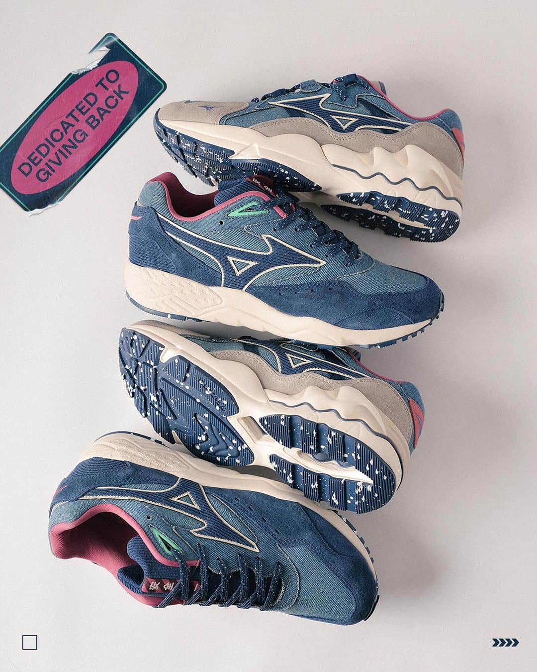 MIZUNO1906 Official Accountさんのインスタグラム写真 - (MIZUNO1906 Official AccountInstagram)「【NIKKA POKKA Pack】  日本の建設現場とそこで働く人々の姿勢から着想を得た”NIKKA POKKA”パック。  1997年に「Mizuno」が誇る革新的なテクノロジー「MIZUNO WAVE」を初めて搭載したパフォーマンスシューズとして発表された「WAVE RIDER」。 ミズノスポーツスタイルとして2018年春夏モデルとして復刻し、多くのパートナー・スニーカーファンから注目を受けてきた。  1995年にトレーニングシーンやタウンユースも想定され発売された「CONTENDER」もまた、2021年春夏モデルとして復刻を遂げてから今日に至るまで、数々のコラボレーションモデルのベースにも採用され話題を呼んでいる。  今作はそんなミズノスポーツスタイルのアイコニックな2モデルを、日本の建設現場とそこで働く人々の姿勢から着想を得たコンセプトパックとしてラインナップする。  アッパーはデニムやコーデュロイ、天然スエードに、リフレクティブパーツを組み合わせ、パープルとグリーンのカラーアクセントを取り入れることで、機能とファッションの両立を追求した「ニッカポッカ」から着想されたプレミアムな仕様に仕上げている。  また日本語で「安全第一」と書かれたシュータンや反射糸を使ったシューレース、スプレー加工を施したアウトソールなど、ディテールをふんだんに盛り込み、コンセプトを表現している。  ■商品名■ ①WAVE RIDER 1 ②CONTENDER  ■品番/カラー■ ①D1GA2380/01 デニムブルー×インディゴ×ワイン ②D1GA2367/01 デニムブルー×インディゴ×ワイン  ■サイズ■ 23.0～28.0、29.0cｍ（ハーフサイズあり）  ■価格■ ①¥19,800（本体価格¥18,000） ②¥15,400（本体価格¥14,000）  @mizuno_sportstyle  @mizuno_sportstyle_hk  @mizuno_sportstyle_tw   #WAVERIDER1 #CONTENDER #mizuno #mizunotokyo #mizunoosaka #mizunoshinsaibashi #mizunokyoto #mizunoshop #mizunosportstyle #lifestyleshoes #美津濃 #ミズノ #ライフスタイル #シューズ #スニーカー #靴 #安全第一 #デニム」11月17日 21時48分 - mizuno_sportstyle_jp