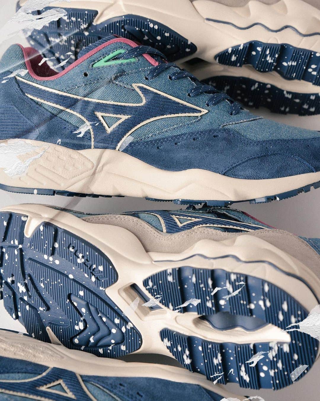 MIZUNO1906 Official Accountさんのインスタグラム写真 - (MIZUNO1906 Official AccountInstagram)「【NIKKA POKKA Pack】  日本の建設現場とそこで働く人々の姿勢から着想を得た”NIKKA POKKA”パック。  1997年に「Mizuno」が誇る革新的なテクノロジー「MIZUNO WAVE」を初めて搭載したパフォーマンスシューズとして発表された「WAVE RIDER」。 ミズノスポーツスタイルとして2018年春夏モデルとして復刻し、多くのパートナー・スニーカーファンから注目を受けてきた。  1995年にトレーニングシーンやタウンユースも想定され発売された「CONTENDER」もまた、2021年春夏モデルとして復刻を遂げてから今日に至るまで、数々のコラボレーションモデルのベースにも採用され話題を呼んでいる。  今作はそんなミズノスポーツスタイルのアイコニックな2モデルを、日本の建設現場とそこで働く人々の姿勢から着想を得たコンセプトパックとしてラインナップする。  アッパーはデニムやコーデュロイ、天然スエードに、リフレクティブパーツを組み合わせ、パープルとグリーンのカラーアクセントを取り入れることで、機能とファッションの両立を追求した「ニッカポッカ」から着想されたプレミアムな仕様に仕上げている。  また日本語で「安全第一」と書かれたシュータンや反射糸を使ったシューレース、スプレー加工を施したアウトソールなど、ディテールをふんだんに盛り込み、コンセプトを表現している。  ■商品名■ ①WAVE RIDER 1 ②CONTENDER  ■品番/カラー■ ①D1GA2380/01 デニムブルー×インディゴ×ワイン ②D1GA2367/01 デニムブルー×インディゴ×ワイン  ■サイズ■ 23.0～28.0、29.0cｍ（ハーフサイズあり）  ■価格■ ①¥19,800（本体価格¥18,000） ②¥15,400（本体価格¥14,000）  @mizuno_sportstyle  @mizuno_sportstyle_hk  @mizuno_sportstyle_tw   #WAVERIDER1 #CONTENDER #mizuno #mizunotokyo #mizunoosaka #mizunoshinsaibashi #mizunokyoto #mizunoshop #mizunosportstyle #lifestyleshoes #美津濃 #ミズノ #ライフスタイル #シューズ #スニーカー #靴 #安全第一 #デニム」11月17日 21時48分 - mizuno_sportstyle_jp