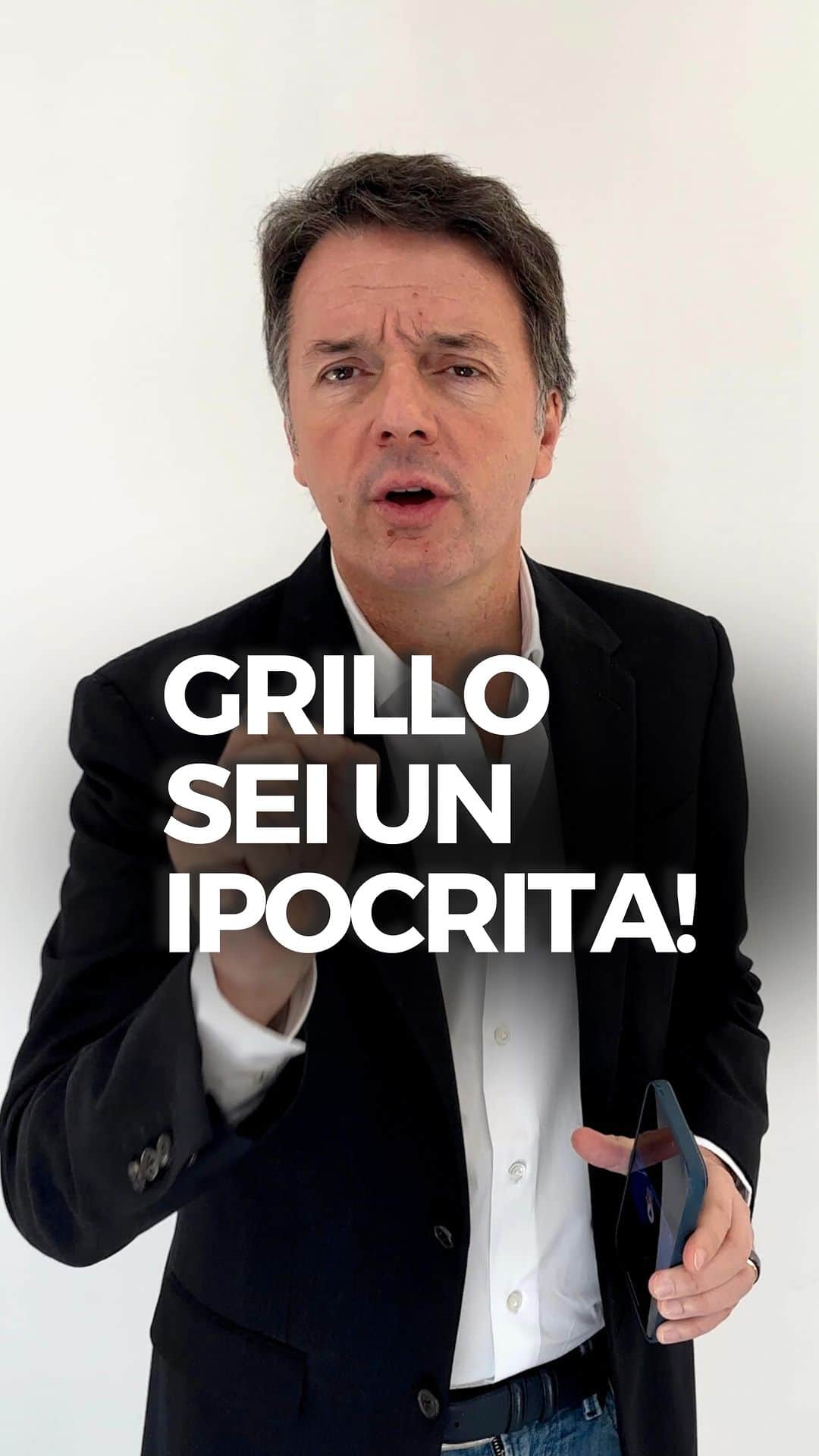 マッテオ・レンツィのインスタグラム：「Beppe Grillo ha portato alla violenza verbale il dibattito politico di questo Paese e ora va in tv a fare la vittima?  Si dovrebbe vergognare! Cosa ne pensate? Vi leggo nei commenti」