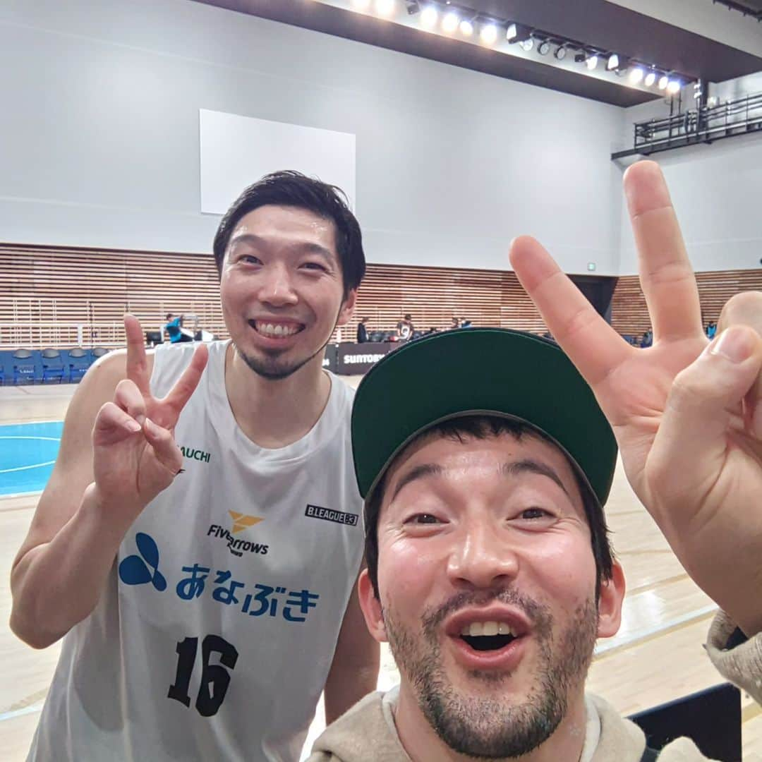 浅利陽介さんのインスタグラム写真 - (浅利陽介Instagram)「#香川ファイブアローズ　VS#東京ユナイテッドBC　 の試合観戦してきましたー シーソーゲームの展開で会場は白熱しておりましたー もう何年も前になりますが#松井啓十郎 ことKJくんとは一緒にバスケさせてもらったことがあるんです。 久々に会えて嬉しかった 相変わらず、3Pきてたなー」11月17日 21時58分 - yosuke_asari_official