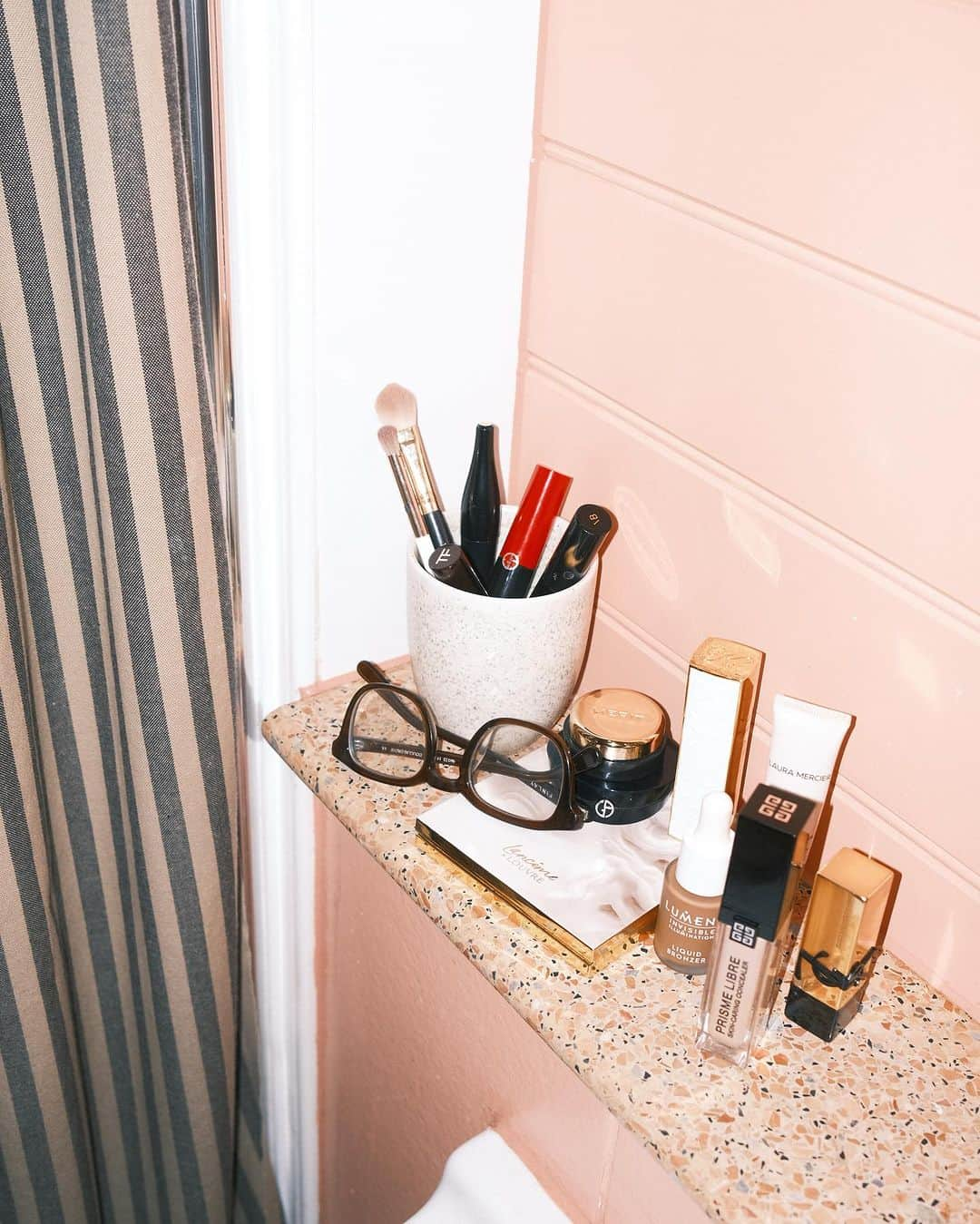 サラ・ミカエラさんのインスタグラム写真 - (サラ・ミカエラInstagram)「Top shelf ✨  From left:  1. Makeup-brushes: I always bring a few brushes with me as I travel, mainly for concealer, eyeshadow and blush. My favourites are from @tomfordbeauty, @vievemuse and @zoevacosmetics 🖌️  2. Mascara: possibly my favourite makeup that was ever invented, as a kid I named it “Starry Eyes” when my mum would wear it. Currently using @lancomeofficial Hypnôse and @armanibeauty in 01 Eccentrico. 🖤  3. Cheeks: my no. 1 short-cut to looking fresh if the skin is a little dull. In high rotation is @armanibeauty Luminous Silk Glow Blush in 51 and @victoriabeckhambeauty Bitten Lip Tint (works perfectly on cheeks) in je t’aime. Also hardly go anywhere with the @lauramercier Tinted Moisturiser Blush in Provence - a product that can only be described as perfect. 🍒  4. Eyes and Highlight: the new @lancomeofficial x Louvre Richelieu Wing palette is a bit of magic and can be used for many purposes. The @merit Solo Shadow in Midcentury, may be the most used product I own right now - the shade is perfect for everyday wear or to amp up for a smoky, autumnal eye. 🎨  5. Bronze: now here’s an important one to anyone going pale like me this time of year. The @lumene Liquid Bronzer (I use summer glow) is your new best friend! Seamless bronze in a bottle. ☀️   6. Lips: @yslbeauty has it covered with the Rouge Pur Couture in N5. 💄   7. Fragrance: I love the @kilianparis travel case for fragrances, this is the phenomenal scent heaven can wait ☁️✨  8. Eyesight: it’s a precious thing, thanks for making my world sharper @finlayandco 👓   *features gifts #makeup #topshelf #mybeauty」11月17日 21時59分 - srhmikaela