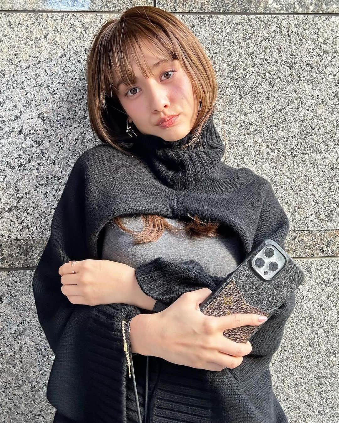 谷まりあのインスタグラム：「マネージャーさんと撮り合った日🖤  今日はどんな1日だった？🥺  #louisvuitton #pr」