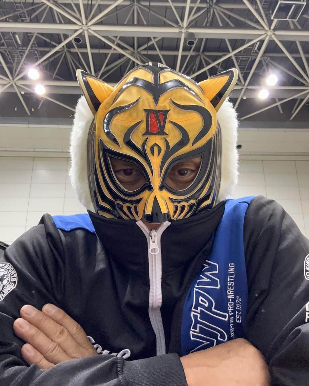 タイガーマスクさんのインスタグラム写真 - (タイガーマスクInstagram)「山形の控え室。 寒い… #タイガーマスク #tigermask #njpw #山形ビッグウイング #控え室 #寒い」11月17日 21時53分 - tigermask.njpw_official