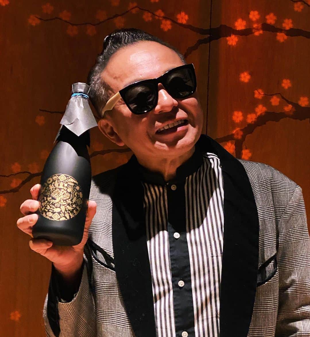 森本千絵のインスタグラム：「大村さんのお祝い💕 goen°黒糖焼酎　黒の登場 大好きで特別な焼き鳥屋にて♫  もう年末だ」