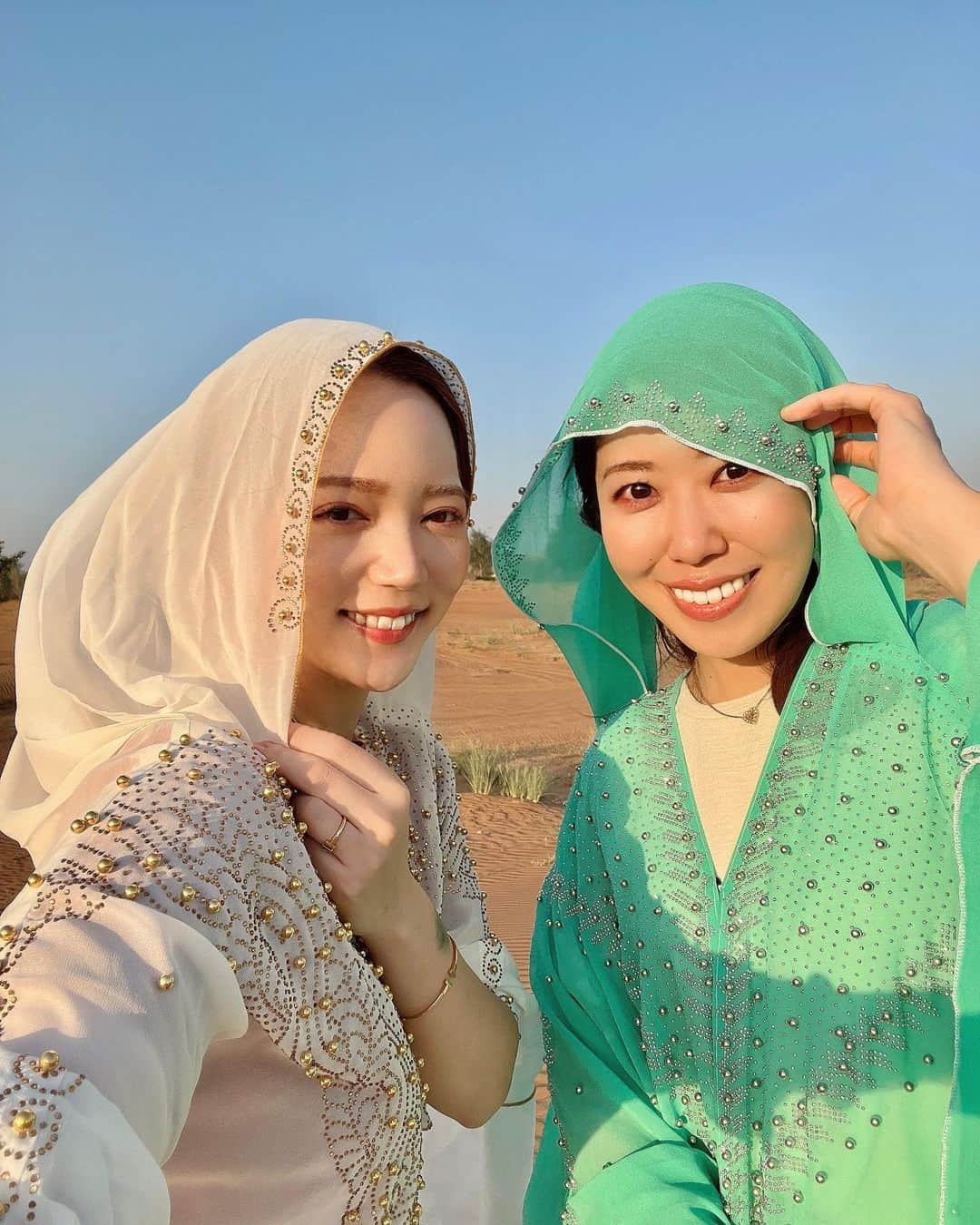 相知明日香のインスタグラム：「🏜️🐪☀️  ラクダさん可愛かった🥹 乗せてくれてありがとう🐪☀️💛  •┈┈┈••✦☪︎✦••┈┈┈•┈┈┈••✦☪︎✦••┈┈┈•  🇦🇪 𝘿𝙪𝙗𝙖𝙞, 𝙐𝘼𝙀  •┈┈┈••✦☪︎✦••┈┈┈•┈┈┈••✦☪︎✦••┈┈┈•  #Dubai #UAE #MiddleEast #UnitedArabEmirates #🇦🇪 #businesstrip #trip #travel #violinist #artist #travelblog  #travelphotography #desertsafari #desert #旅するヴァイオリニストinUAE #ヴァイオリニスト #バイオリン #海外旅行 #旅 #旅行 #中東 #アラブ首長国連邦 #ドバイ #ドバイ観光  •┈┈┈••✦☪︎✦••┈┈┈•┈┈┈••✦☪︎✦••┈┈┈•」