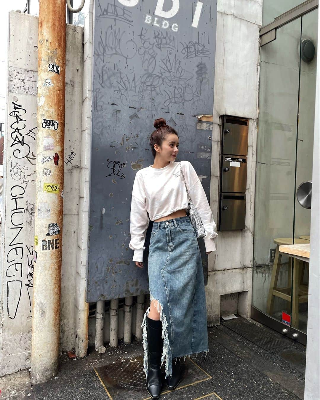 UKAのインスタグラム：「ひさびさーのおだんごday🐣 #ootd tops: #alexiastam  skirt: #trifle boots: #aclent @trifle_official のﾀﾞﾒｰｼﾞｽﾘｯﾄのｽｶｰﾄ💙 台湾に持っていきたくてｵｰﾀﾞｰしてたんだけど 間に合わなくてやーっと着れた💙✨ どのｱｲﾃﾑにも合わせやすくて頼んでよかった🥹  #outfit #ukaコーデ #pr」