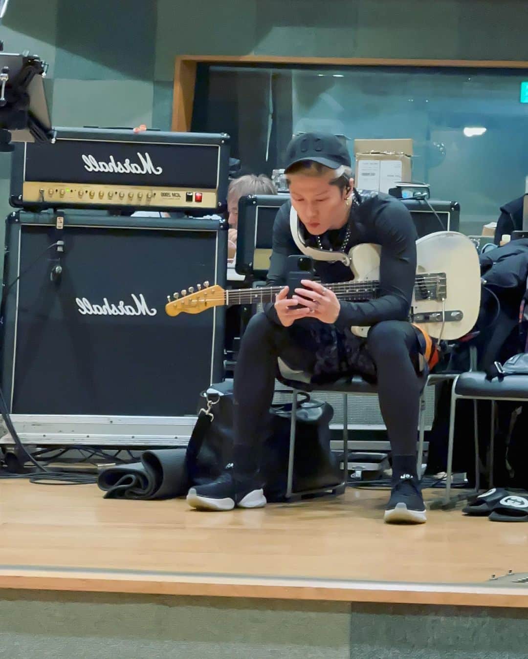 のインスタグラム：「Preppin   あと３日🎸  @thelastrockstars #Yoshiki #Hyde #Sugizo #Miyavi」