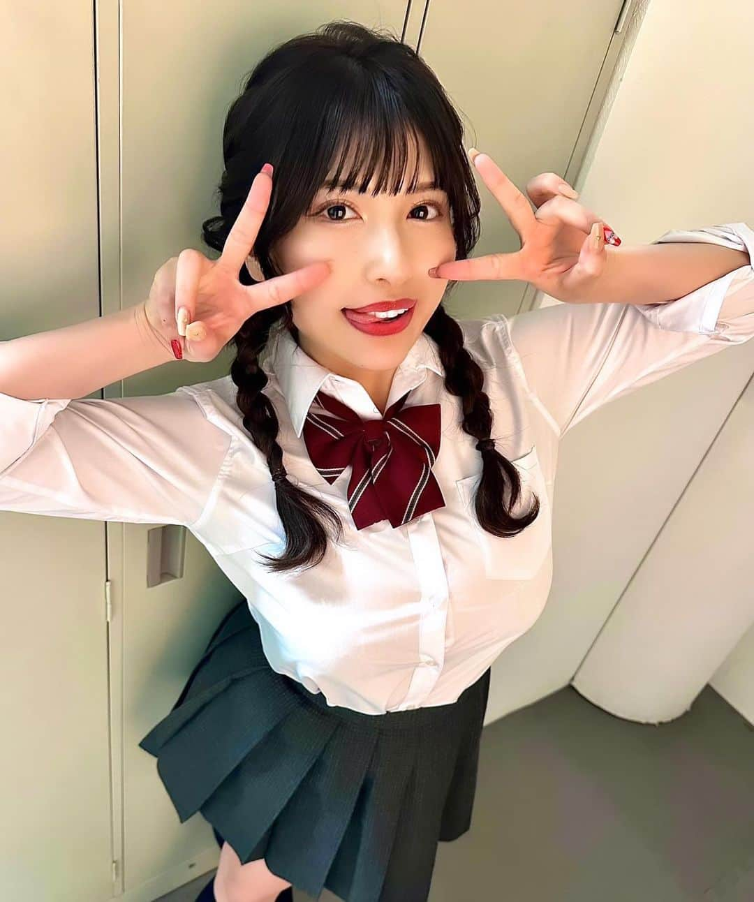 早川瑞希のインスタグラム：「レア制服姿 撮影でもうなかなかなかなかなか着ることないので😇笑 . . . #若宮はずき #av女優 #撮影 #制服 #激レア」