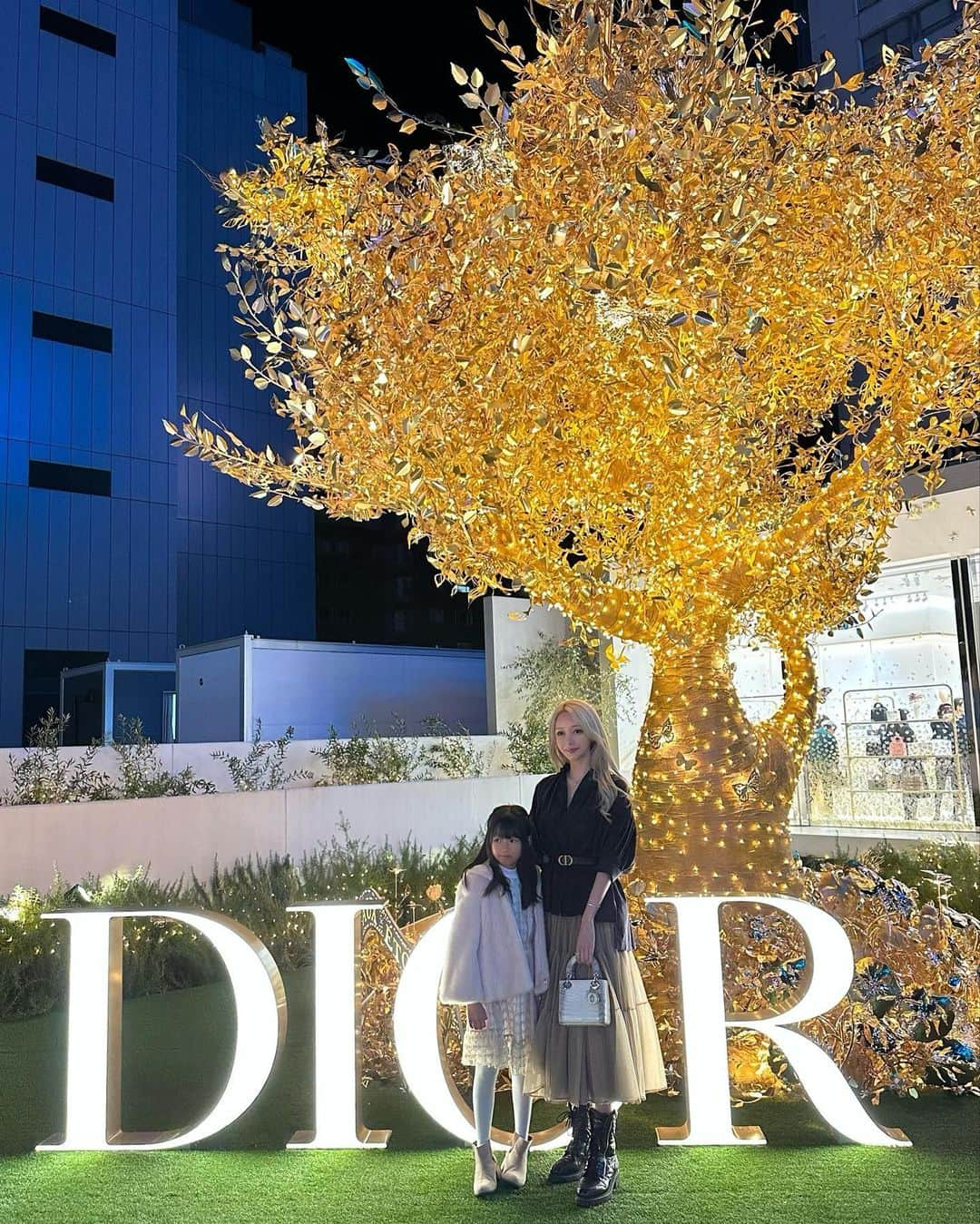 MIRIさんのインスタグラム写真 - (MIRIInstagram)「⭐️DIOR HOLIDAY POP-UP⭐️  おチビさんとレセプションにお邪魔してきました👩‍👧  再生、変化、永遠、美、愛などの意味がある🦋 願い事を叶えにおチビさんのところにも来てくれた模様☺️  ⭐️会期は明日11.18-12.25まで⭐️  #DIOR #diorholiday #diorholidaypopup  #ディオールホリデーポップアップ  #ディオール #蝶 #🦋 #表参道 #omotesando」11月17日 22時07分 - miri.o3