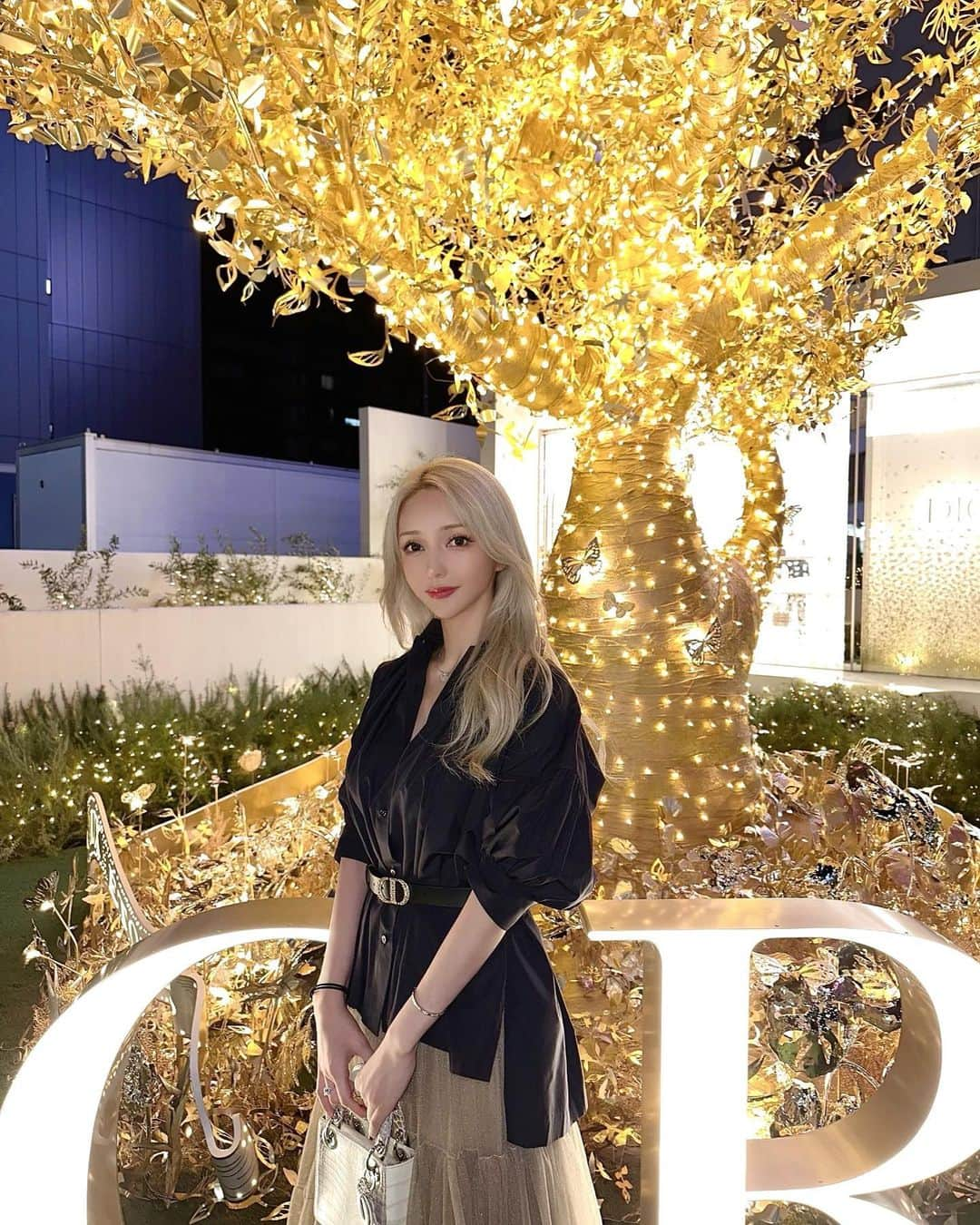 MIRIのインスタグラム：「⭐️DIOR HOLIDAY POP-UP⭐️  おチビさんとレセプションにお邪魔してきました👩‍👧  再生、変化、永遠、美、愛などの意味がある🦋 願い事を叶えにおチビさんのところにも来てくれた模様☺️  ⭐️会期は明日11.18-12.25まで⭐️  #DIOR #diorholiday #diorholidaypopup  #ディオールホリデーポップアップ  #ディオール #蝶 #🦋 #表参道 #omotesando」