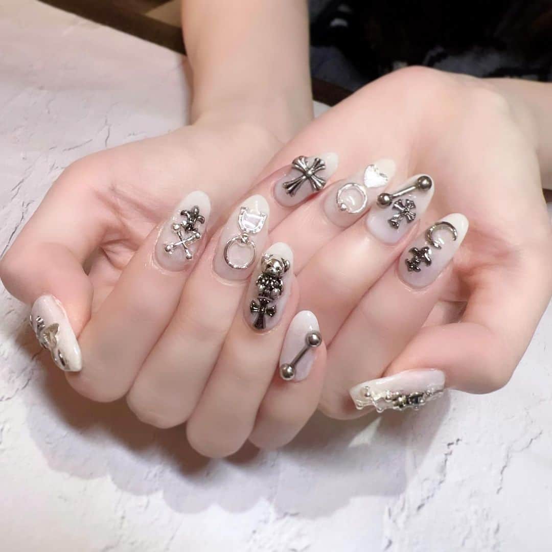 石飛恵里花のインスタグラム：「. 先月はシルバーパーツいっぱいで 可愛すぎでした🤍おきにいり🤍🤍」