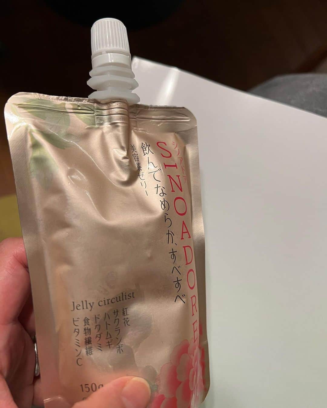 鈴木麻衣花のインスタグラム：「明日は久しぶりに挑む衣装合わせなのに、こんな時に限って久しぶりの肌荒れ。 舞台の時に貰った差し入れに美容グッズが沢山あったので、その中からこの子をチョイス。 舞台最中は飲んでる余裕もなかったよ。 台本読みながらいただきます♡ ありがとね♡ #アラフィフ#美容」