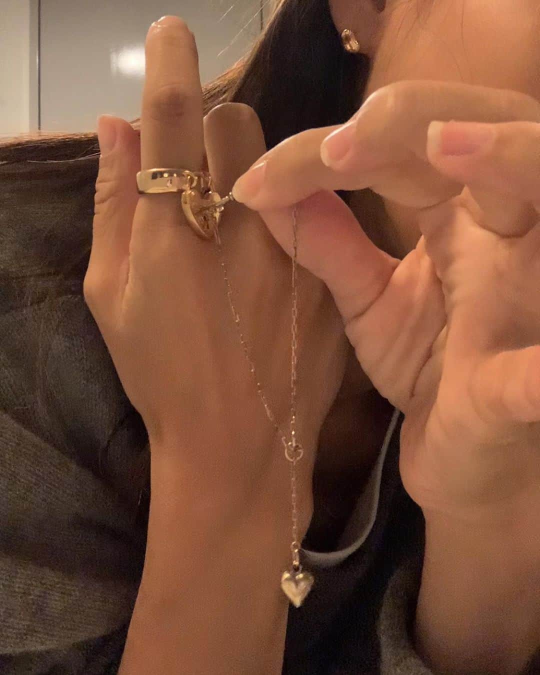 馬渕真由子のインスタグラム：「🩶🔒🔑🔓🤍」