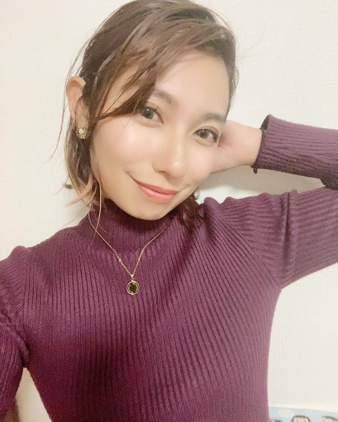 エマ中岡優姫さんのインスタグラム写真 - (エマ中岡優姫Instagram)「テニス行ってきたー！ てか始まって10分くらいで 身体痛めてしまって 2時間きつかったー👵⚡️ 日々、トレーニングがんばろ🏋️⚡️ 1枚目はテニス終わり 2枚目は日中の私でした🥳 明日全身筋肉痛間違いなし！w てか今日ラケットのガット変えたりなんだり したのに自分のラケットで プレイするとなんかうまく打てなかった…w （わたしが悪いのだがw） ラケット借りてやると 気持ちよく打てました🥴🎾 来週も行くぞー！ サニ坊もみなさんに相手してもらって テニス教えてもらってたよ🤭❤️ #テニス  #サニ坊とエママの日常  #明日筋肉痛」11月17日 22時00分 - emma__yun