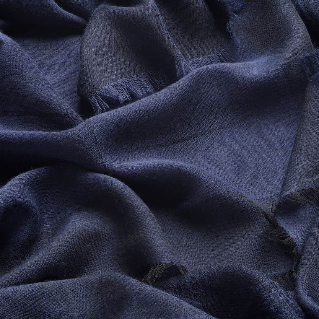 ボルサリーノのインスタグラム：「The beauty of rich dark blue. Wrap up in a luxurious Borsalino’s FW23 soft accessory scarf in shaded deep blue cashmere, frayed edges & an embroidered monogram.  Discover more on www.borsalino.com」