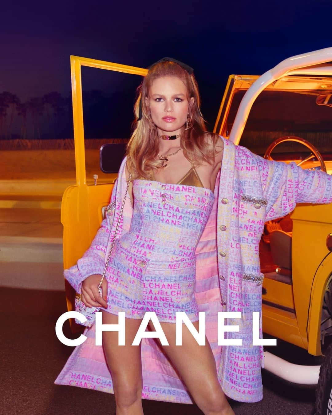 シャネルのインスタグラム：「A kaleidoscope of pastel pinks, purples and frosty blues mingles with flamboyant hues in the tweeds of the CHANEL Cruise 2023/24 collection.  The campaign is embodied by model Anna Ewers and photographed by Inez & Vinoodh.  The collection is now available in boutiques.  See more at chanel.com  #CHANELCruise @InezandVinoodh @AnnaEwers」