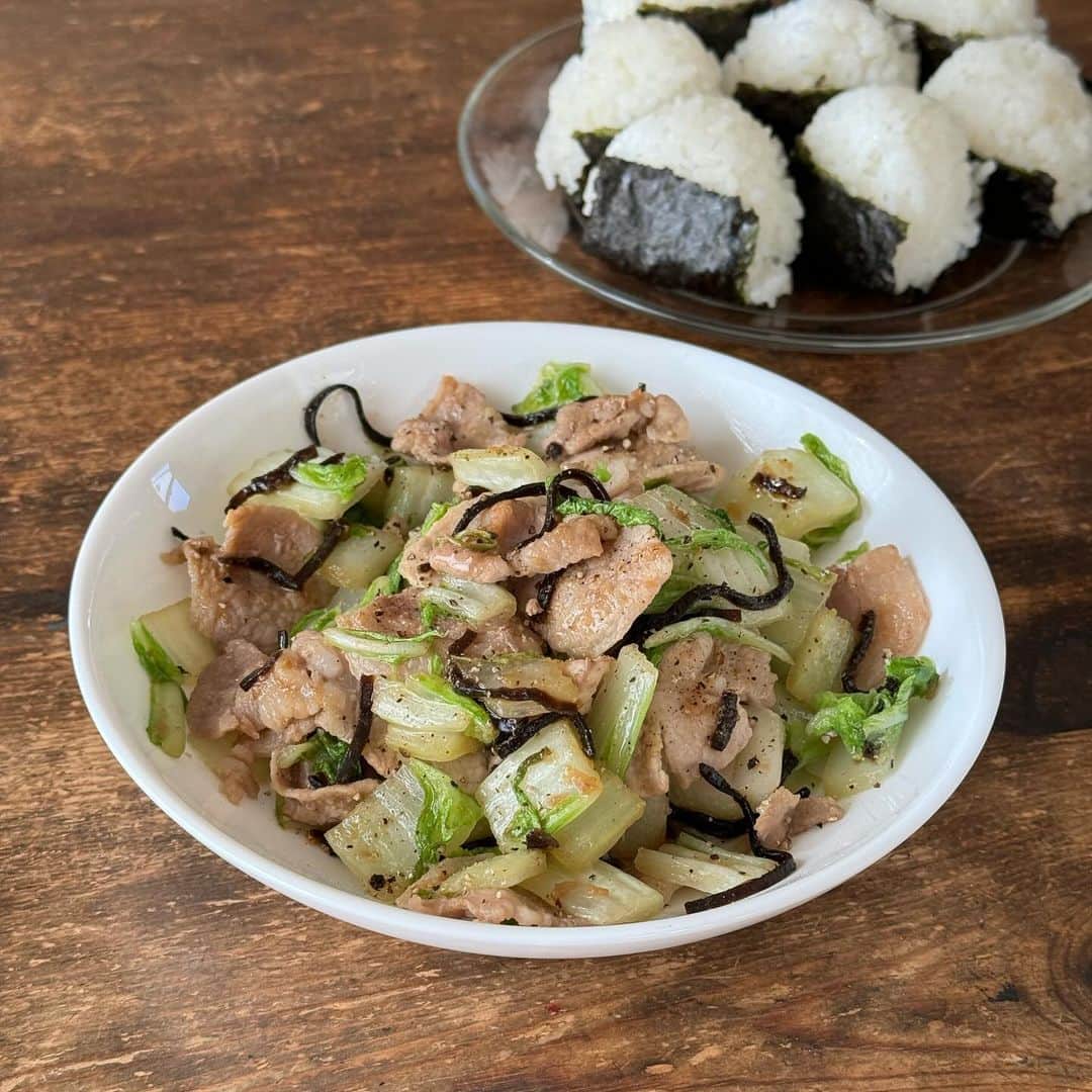 Tesshiのインスタグラム：「豚肉と白菜の塩昆布炒めwith塩むすび Stir-fried pork and Hakusai seasoned with salted Kombu and with simple salted Onigiri #ごちそうおにぎり #yummy #homemade #healthy #kombu #hakusai #onigiri #おいしい #炒め物 #白菜 #塩昆布 #おにぎり #マカロニメイト #フーディーテーブル #手作り  塩昆布ブーム🤤 好きな油大1〜、にんにく小1、生姜小1、豚肉100g〜、白菜2枚くらい(orキャベツ小松菜ほうれん草など好きなの)、塩昆布大1〜2、塩胡椒、そして塩むすびなど 1~ tbsp oil, 1 tsp garlic, 1 tsp ginger, 100g~ pork, 2 Hakusai leaves, 1~2 tbsp salted Kombu, salt and pepper… and salted Onigiri…  #OnigiriAction 最終日滑り込み🍙 今年も楽しませていただきました。感謝♪  令和5年産の #新米 @yukitsubakiofficial #雪椿 #魚沼産コシヒカリ プレゼントに迷ったらこれ🌾 ふるさと納税もあります。」